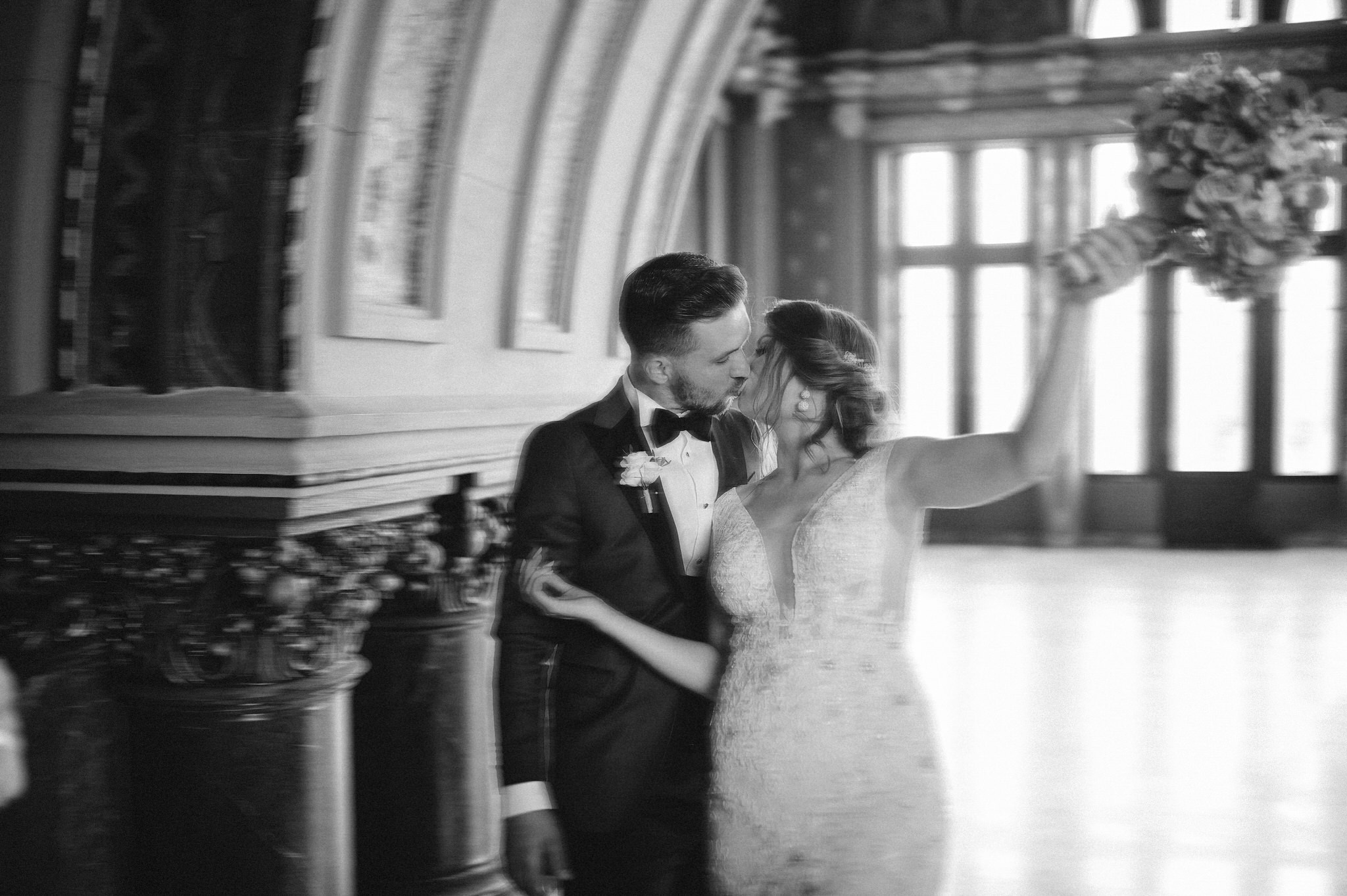 Fotograf profesionist de nuntă. Cu o abordare creativă și tehnici unice, spunem povestea voastră prin imagini pline de iubire și naturalețe. Descoperă arta fotografiei de nuntă . Fotograf Iasi, fotograf de nunta Suceava. Fotografii de nuntă. Pachet fotografii de nuntă. Fotograf Iasi, fotograf Suceava, fotograf Botosani, fotograf Romania. Servicii foto nuntă. Servicii foto-video.