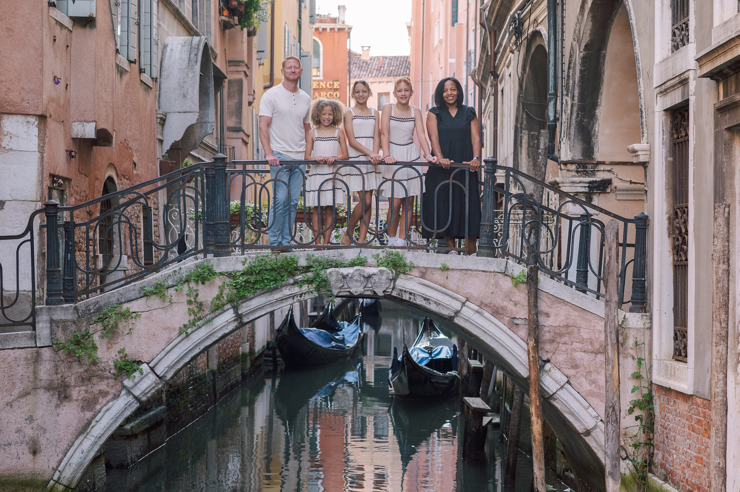 Eliza, Elena, Elliana, Teresa and Brad. Photographer in Venice Anna Terzi