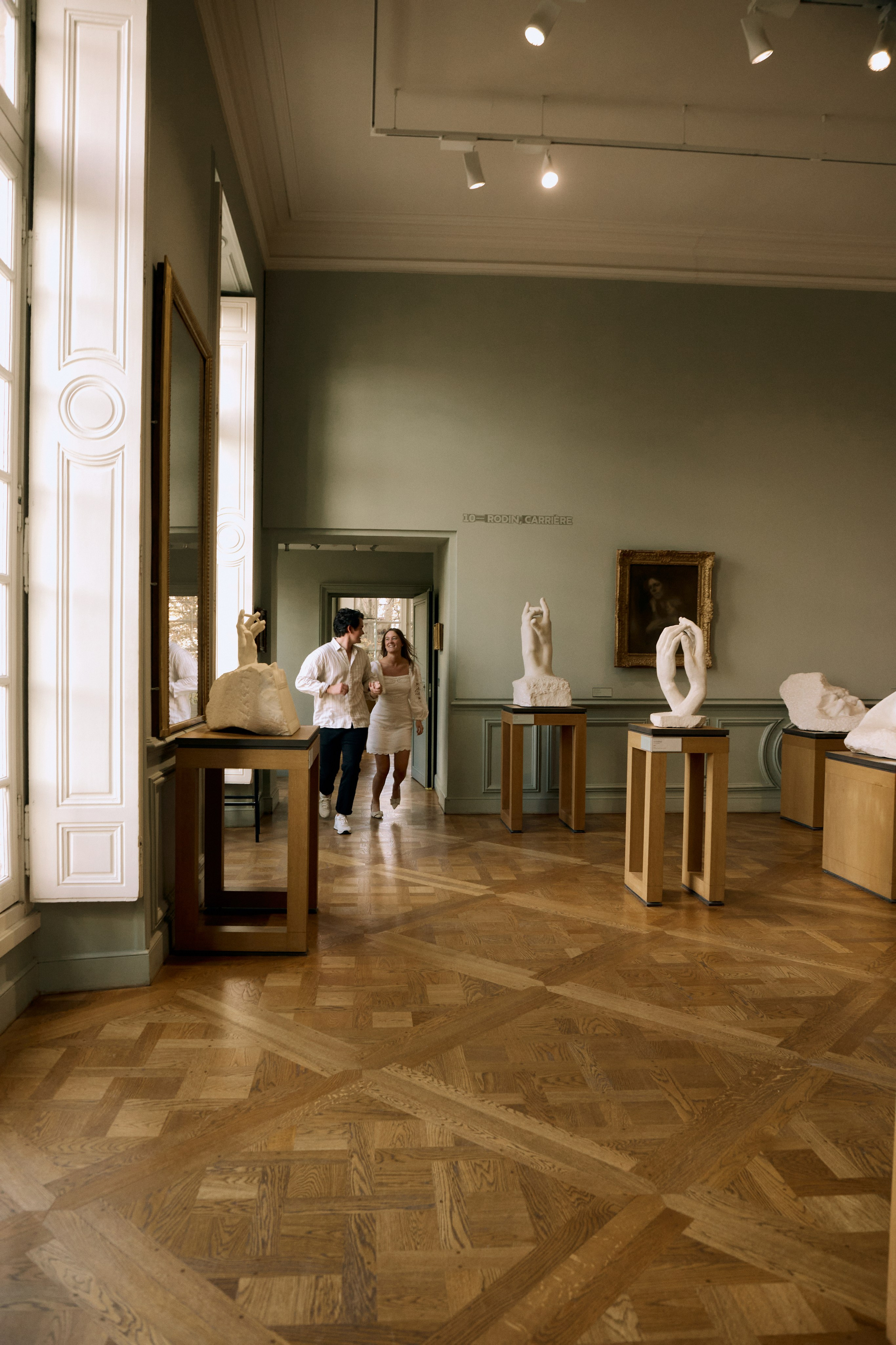 Hannah & Drew museum engagement. Photographer in Paris