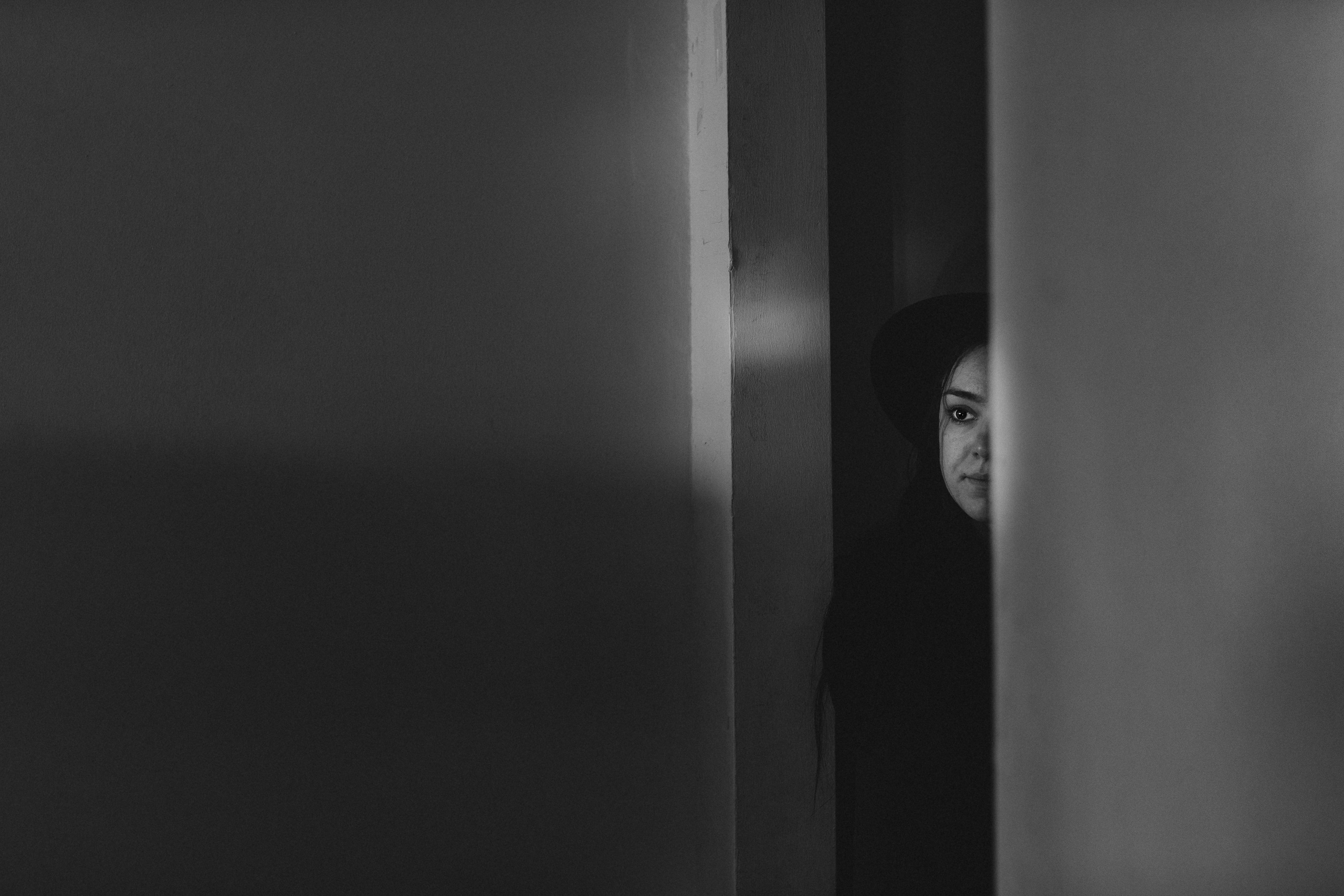 Девушка наблюдает из-за угла чёрно-белая Детский дом сломанная качели портрет  социальная фотография