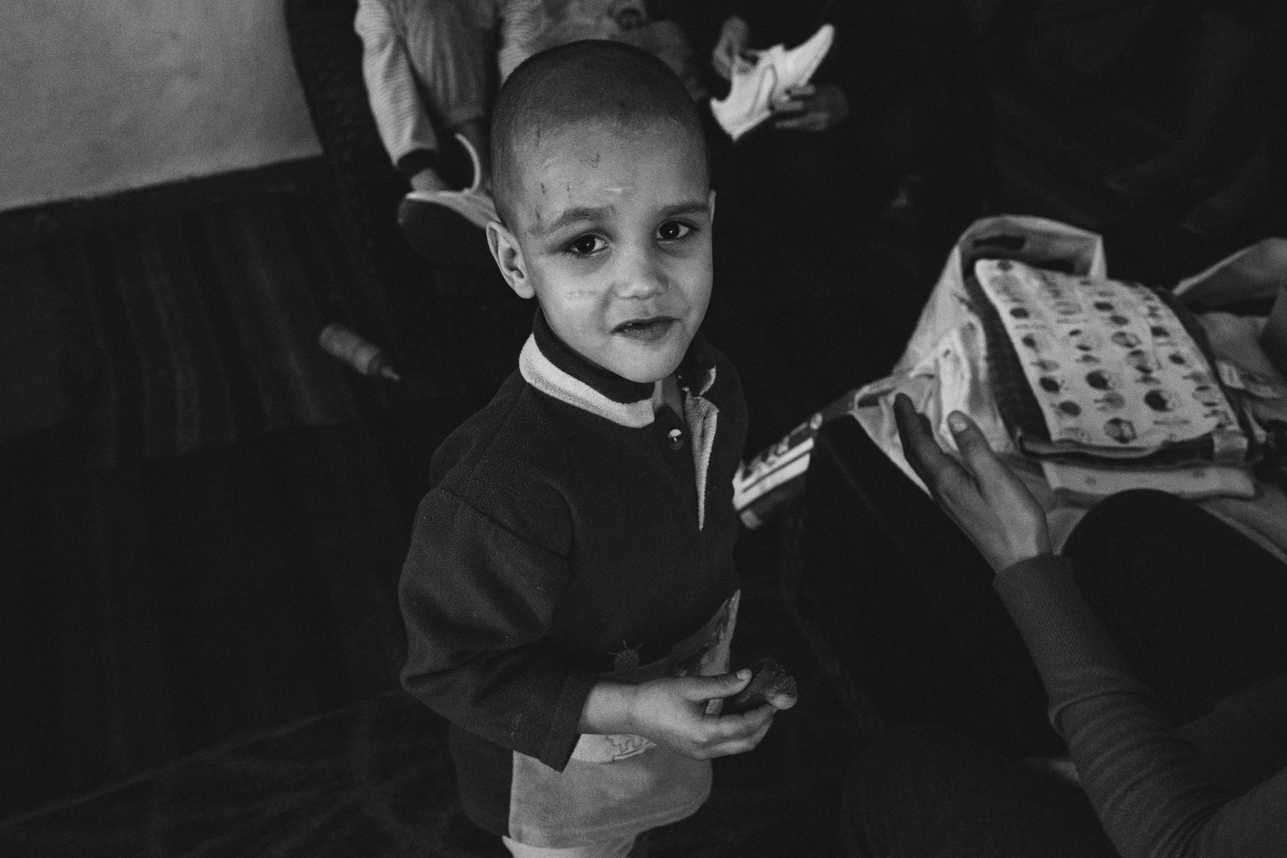 чёрно-белая социальная документальная фотография портрет бедность мальчик улыбка Фотограф в Ирландии