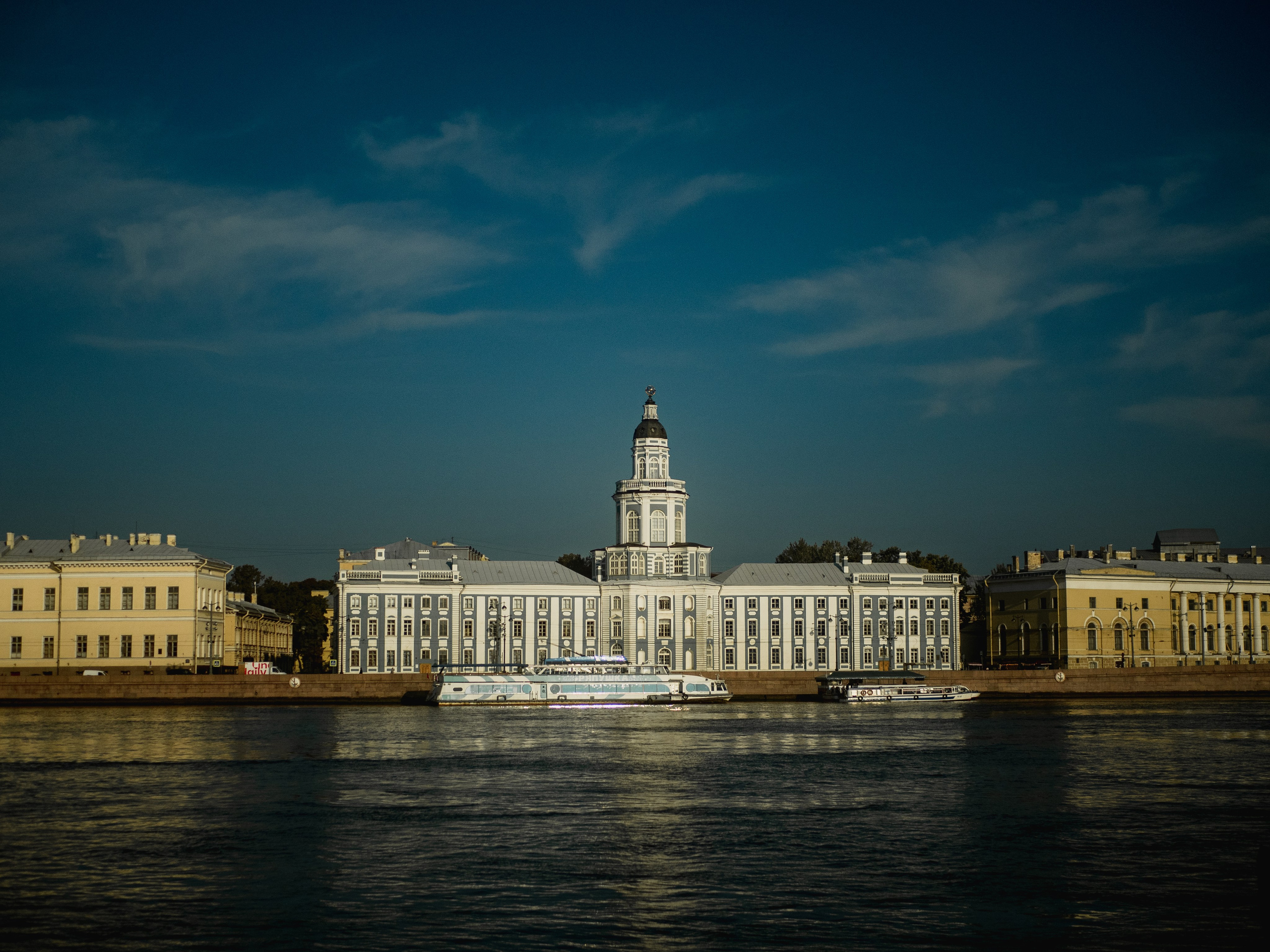 Saint-Petersbourg. Photographe sur Cote d’Azur. Portraits de familles, couples, enfants, événements