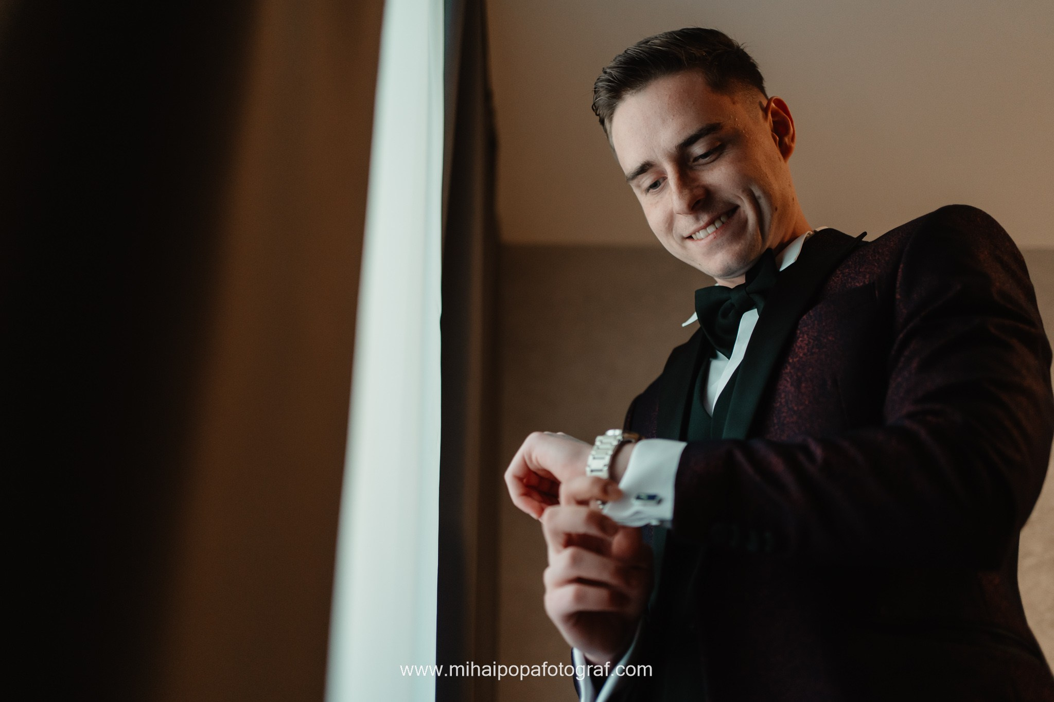 Moment emoționant între miri în ziua nunții, surprins într-un cadru natural și romantic, la Cazinoul Constanta. Fotografie de nuntă profesională, editată artistic pentru a evidenția emoția și eleganța evenimentului.