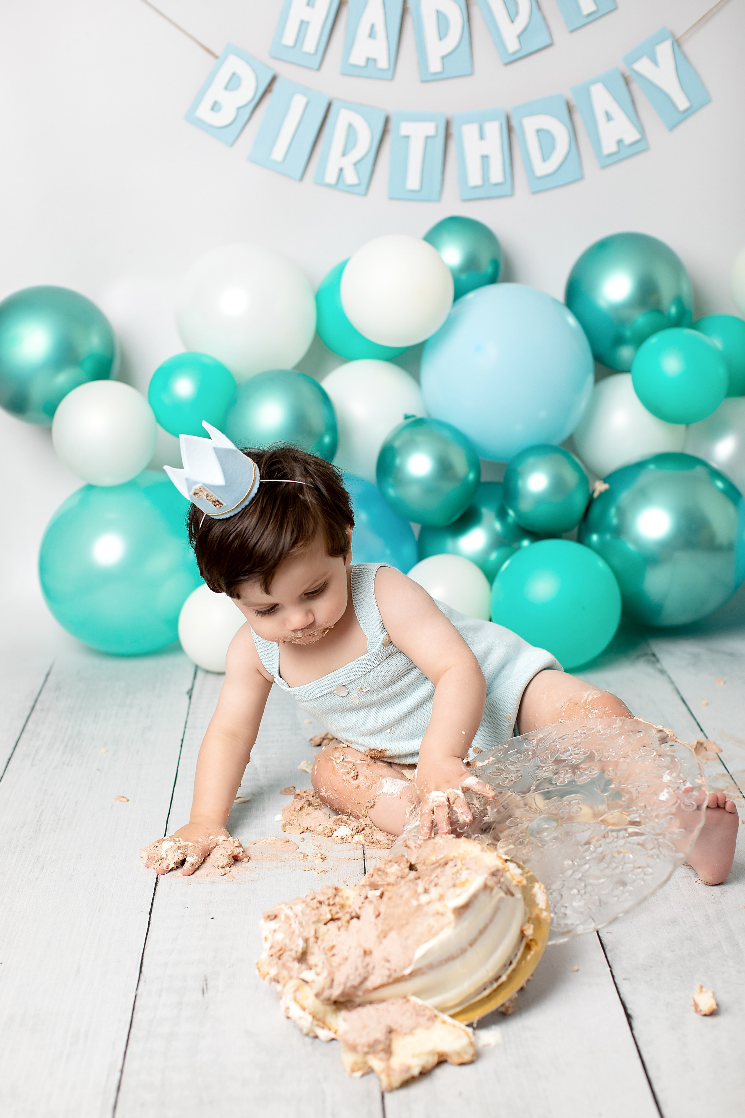 Fira ditt barns första år med en glad och minnesvärd fotossession för att dokumentera detta speciella födelsedagsögonblick.