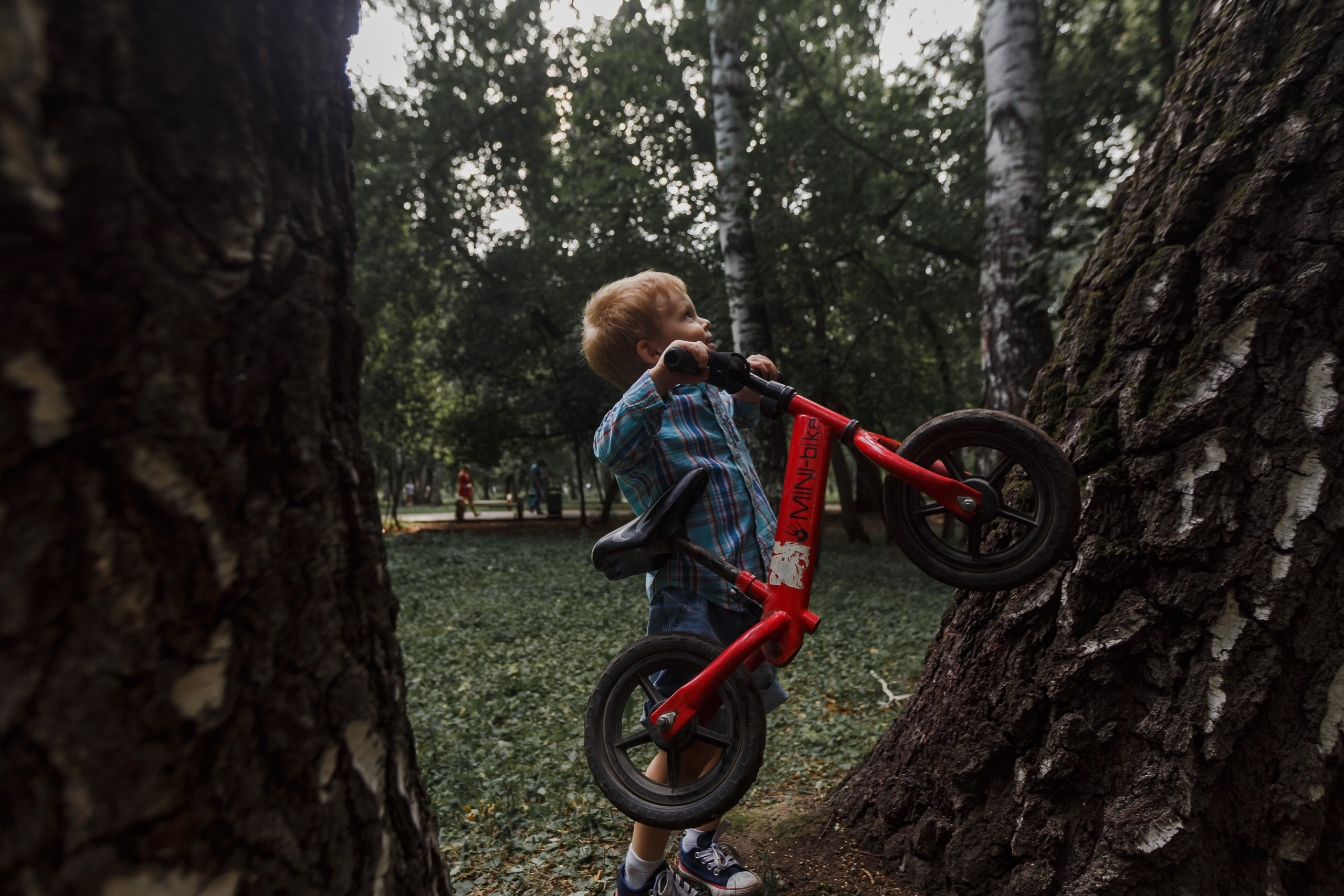 Sesión de fotos con un niño travieso. Fotógrafo de retrato, familia y reportajes en Valencia | España | Europa Vitalii Lumier