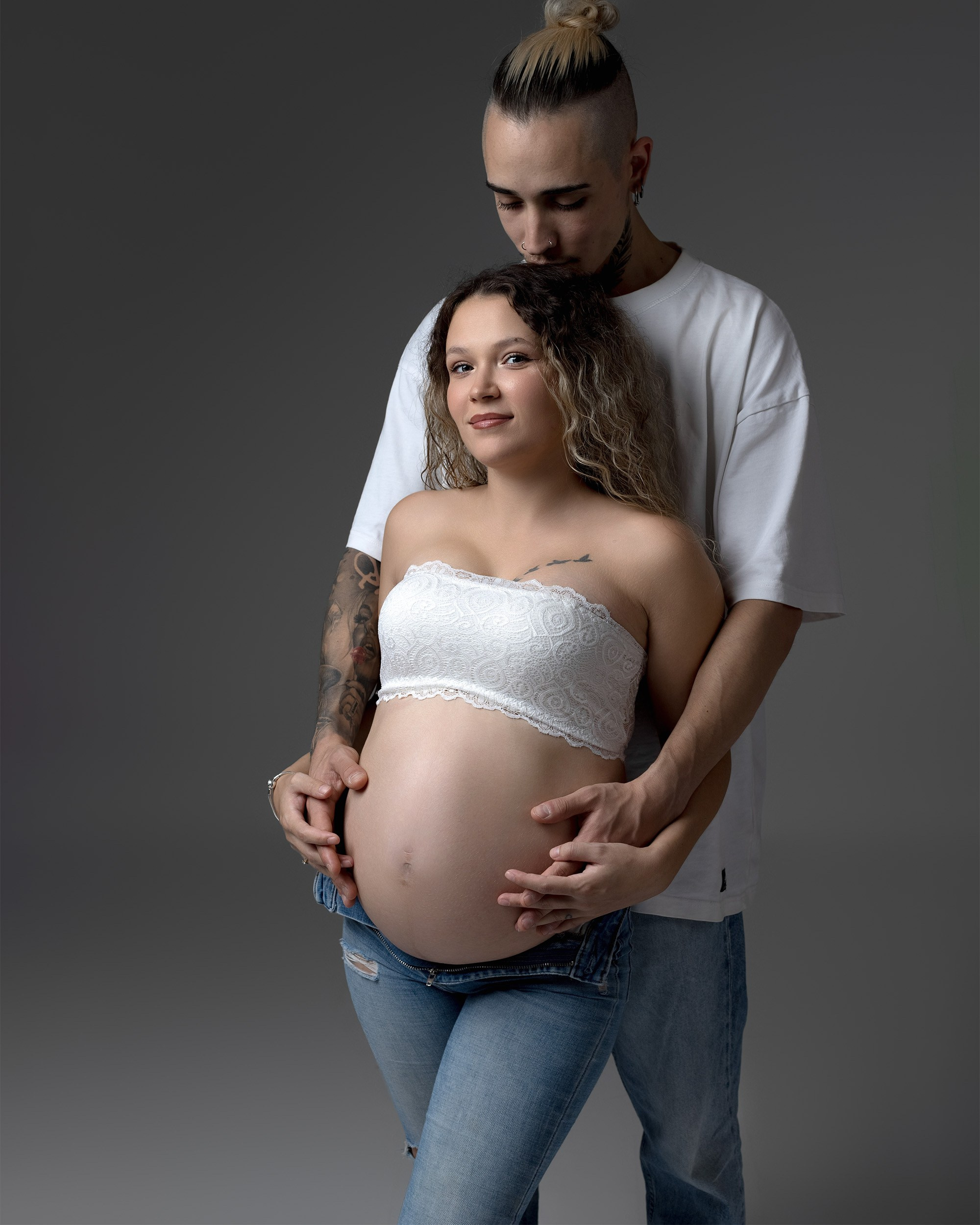 Embarazo y Maternidad sesiones de fotografía en estudio con pareja