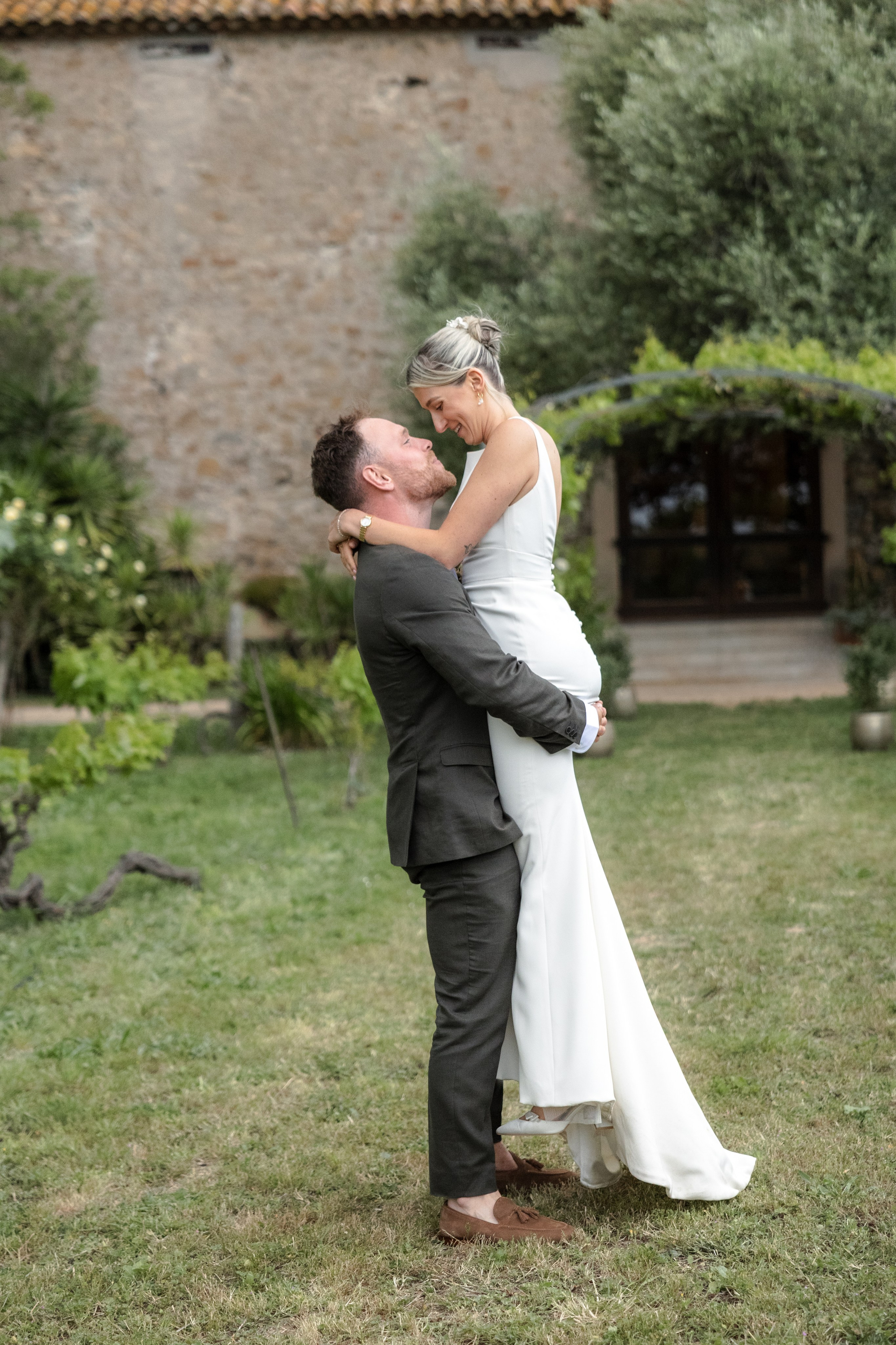 Свадьба в Château Du Puits Es Pratx — яркий день на юге Франции. Евгения Смирнова — фотограф в Тулузе и юго-западной Франции