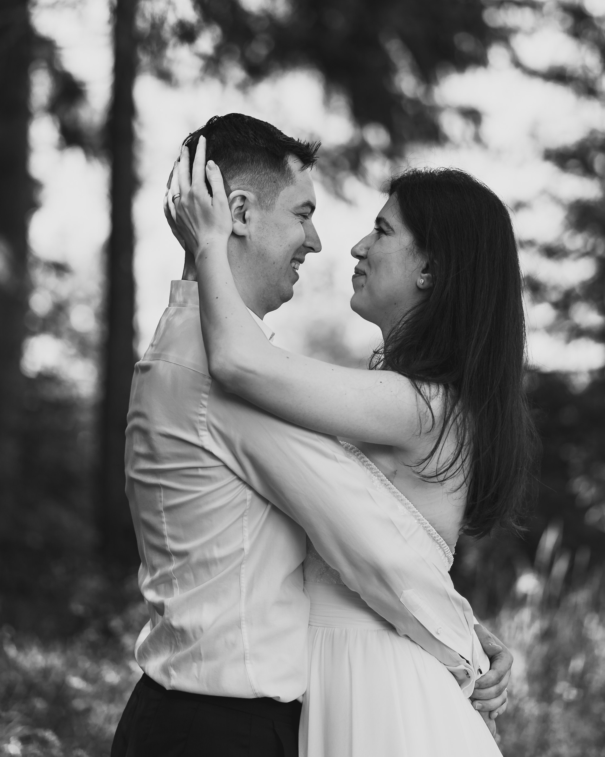 Moment emoționant între miri în ziua nunții, surprins într-un cadru natural și romantic, la Lacul Bolboci. Fotografie de nuntă profesională, editată artistic pentru a evidenția emoția și eleganța evenimentului.