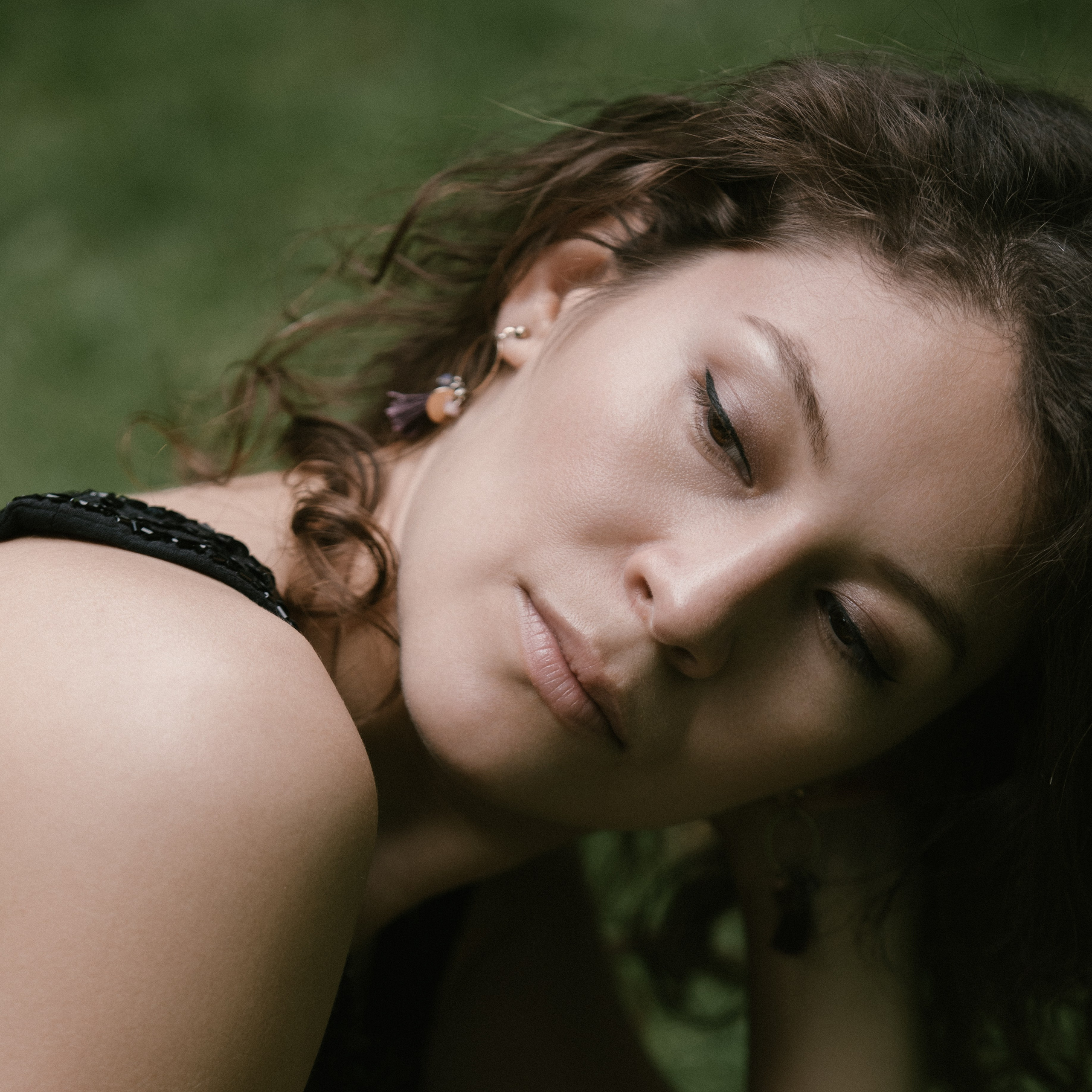 Nahaufnahme mit sanftem Blick und lockigem Haar