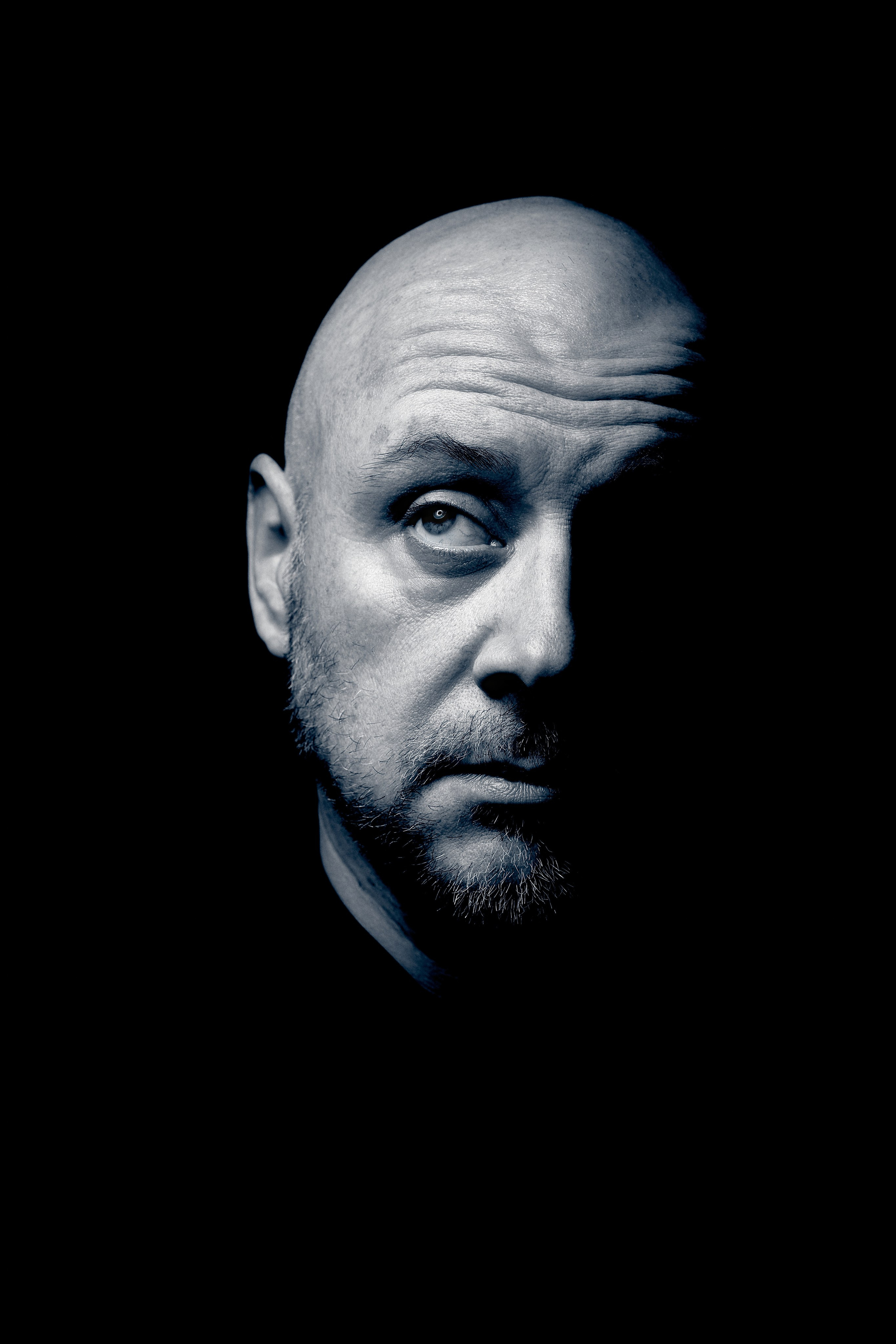 Portretowy fotograf Andriej Szypiłow - Spojrzenie na Kumpla w stylu Noir. Każdy z nas ma swoją ciemną stronę… Portret czarno-biały. BW. Black and White Portrait.