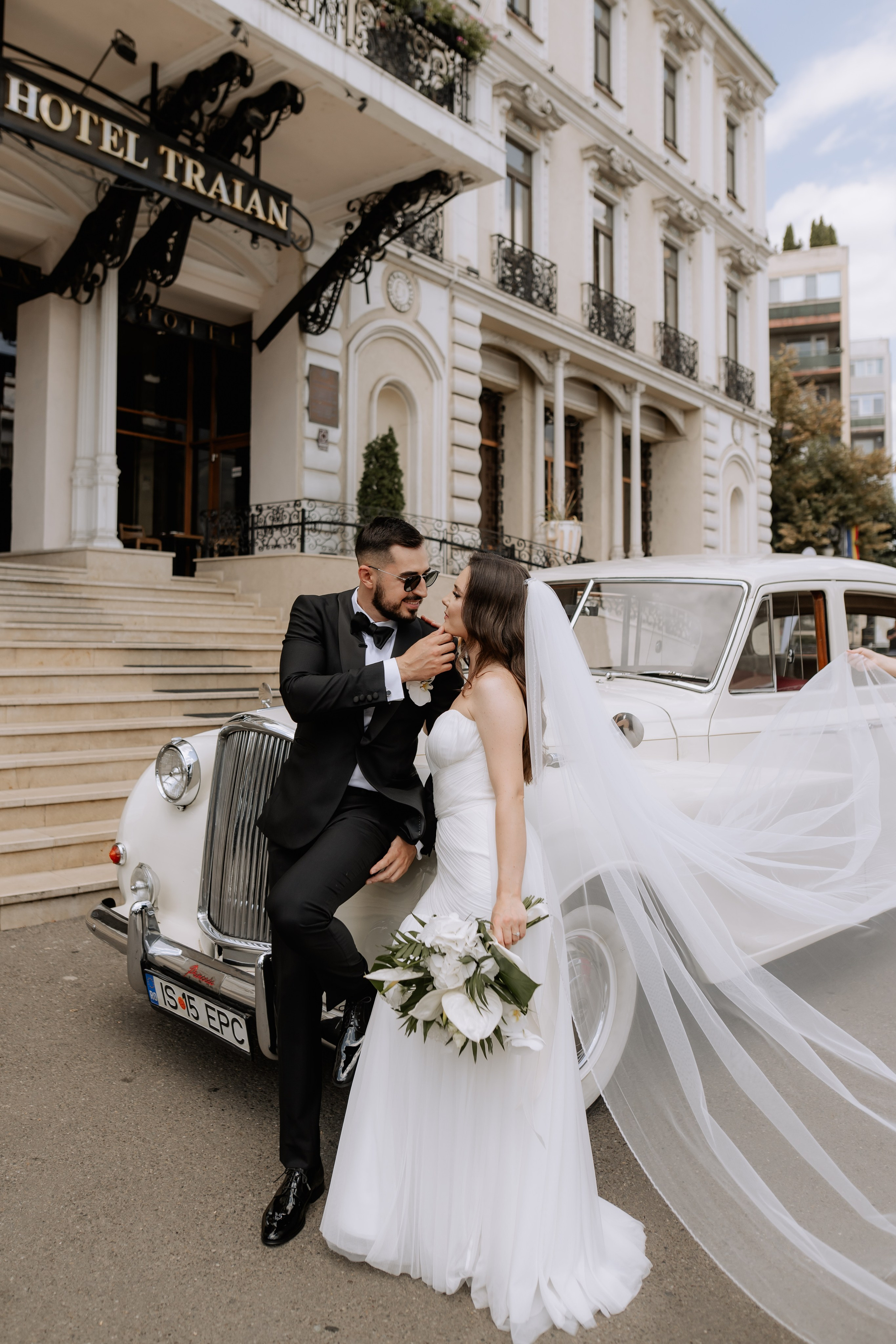 Cununie civila in aer liber , artificii de zi colorate , decor nunta , nunta la Hotel Traian. Proud Vision Weddings | Wedding Photography & Film — Servicii profesionale Foto Video Nunta Iasi