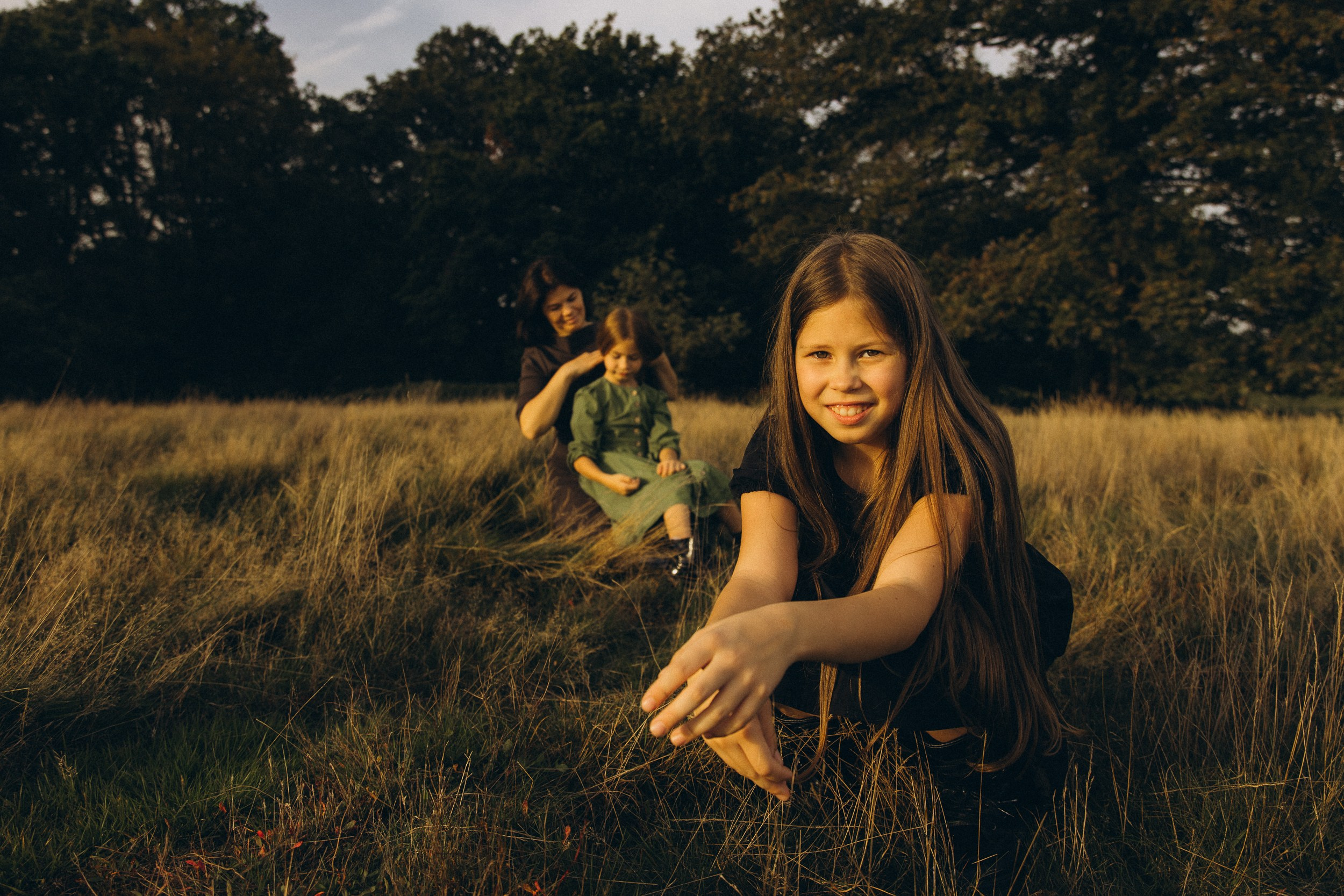 Mama und ihre zwei bezaubernden Töchter in einer familiären Fotosession. Familien & Hochzeitfotografin Nadja Holzmann