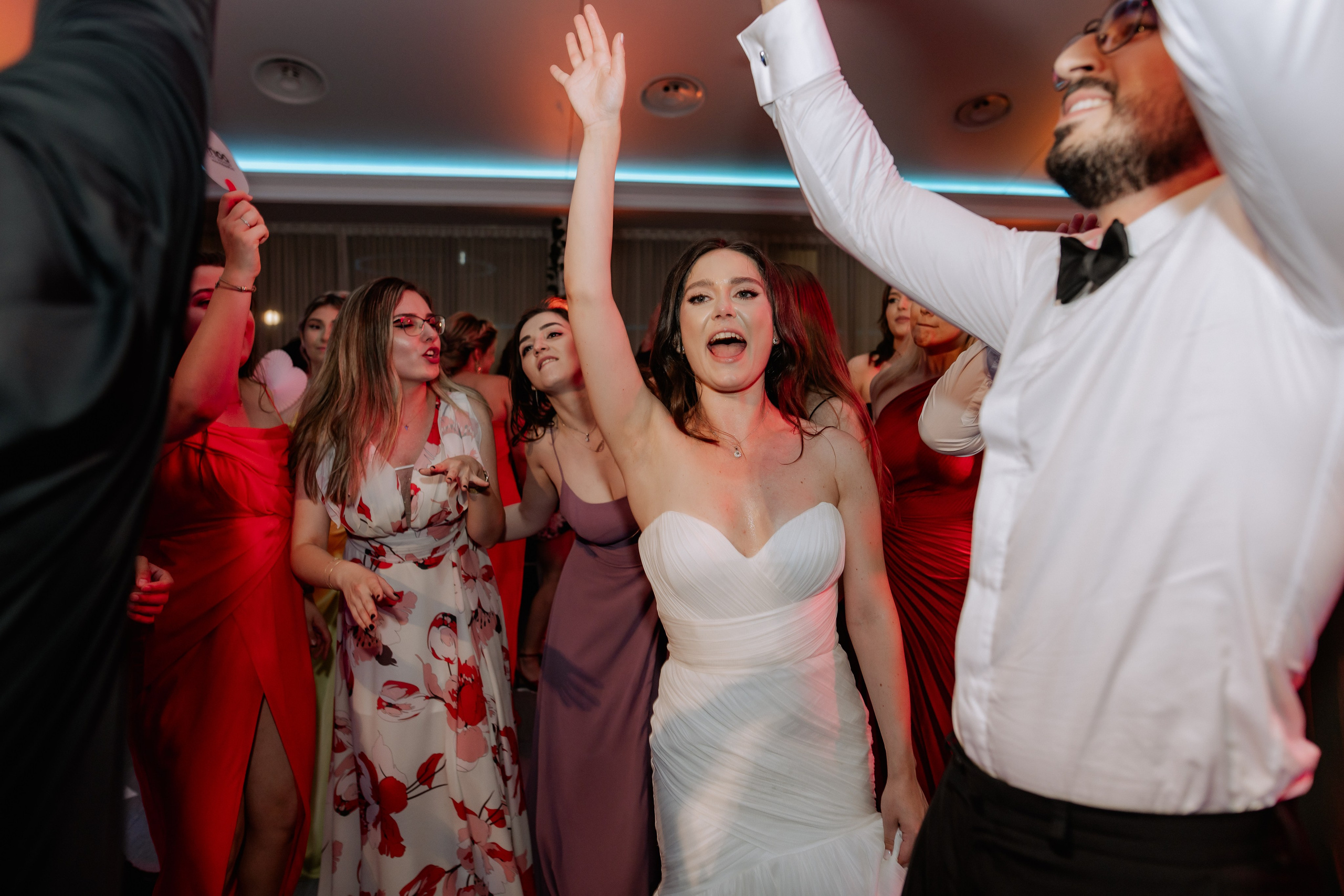 Cununie civila in aer liber , artificii de zi colorate , decor nunta , nunta la Hotel Traian. Proud Vision Weddings | Wedding Photography & Film — Servicii profesionale Foto Video Nunta Iasi