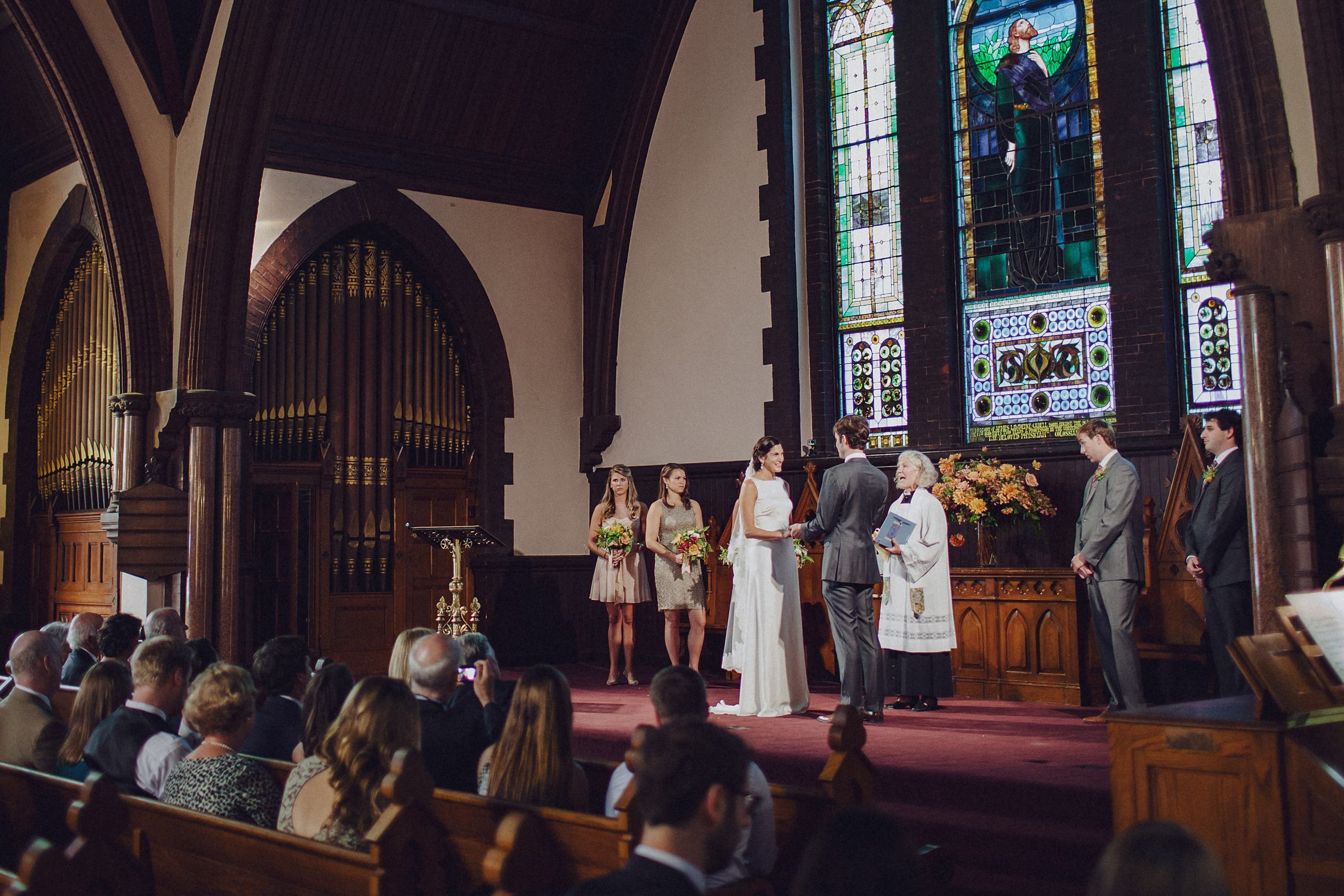 Фотограф в Ирландии Дублин свадьба жених невеста улыбка церковь гости фотки топ свадебных фотографов