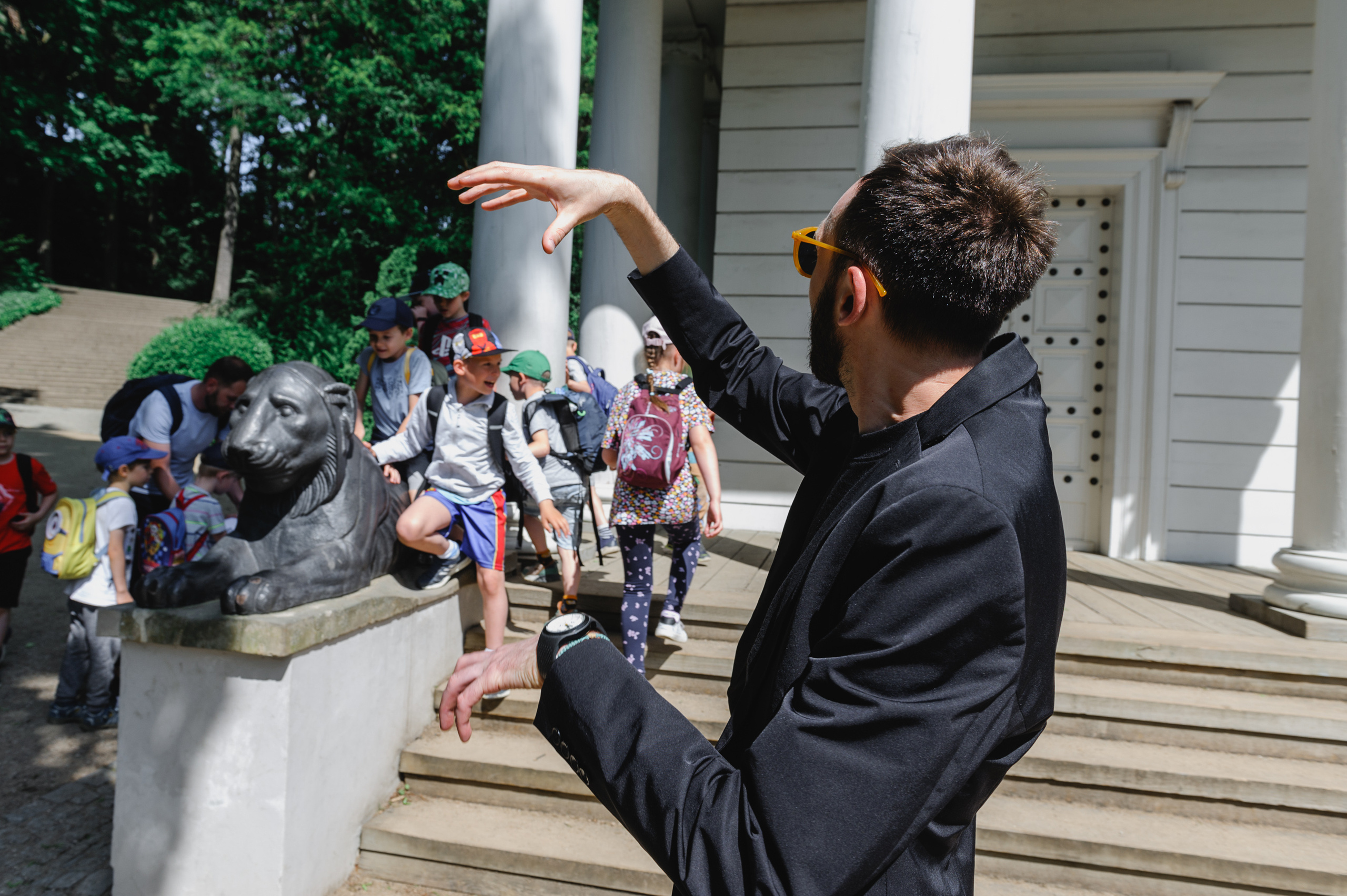 Культуролог Дмитрий Солодкий жестикулирует руками, создавая образ крокодила