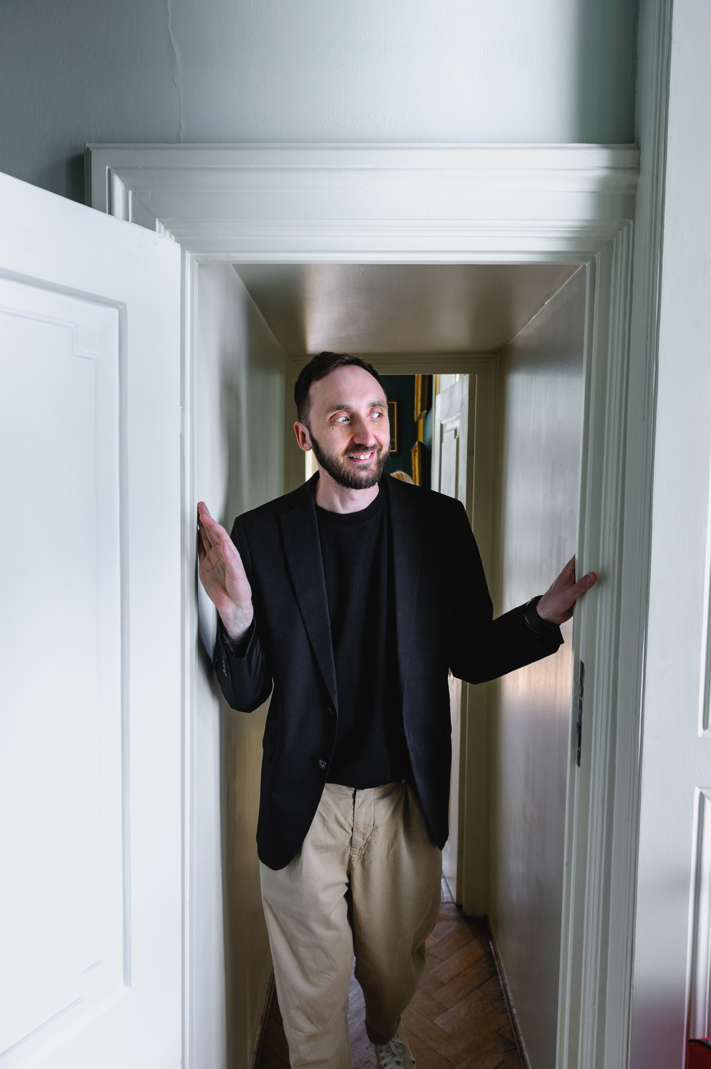 Культуролог Дмитрий Солодкий в дверном проходе. Музей Королевские Лазенки в Варшаве.