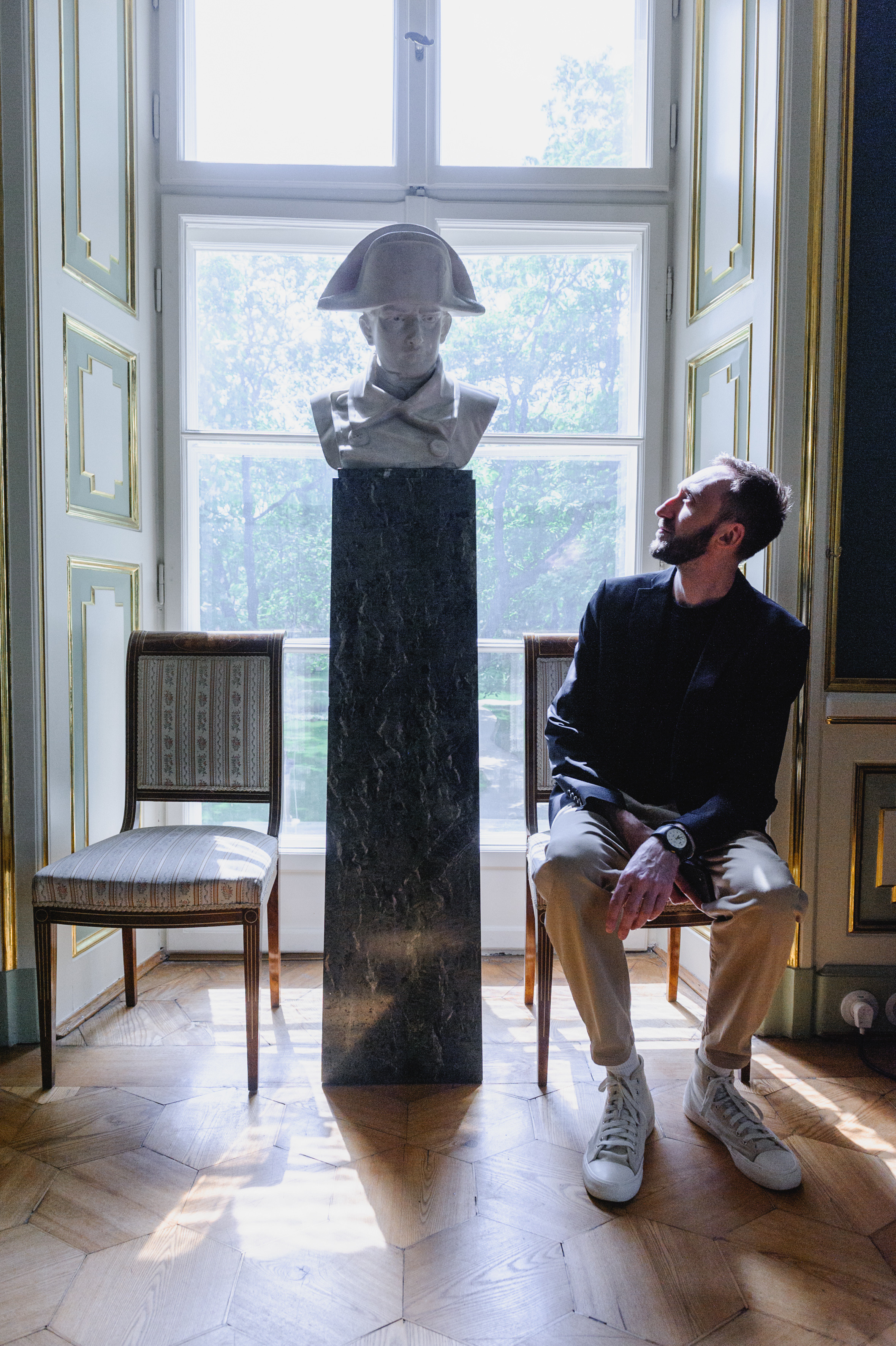 Культуролог Дмитрий Солодкий возле статуи Наполеона. Музей Королевские Лазенки в Варшаве.