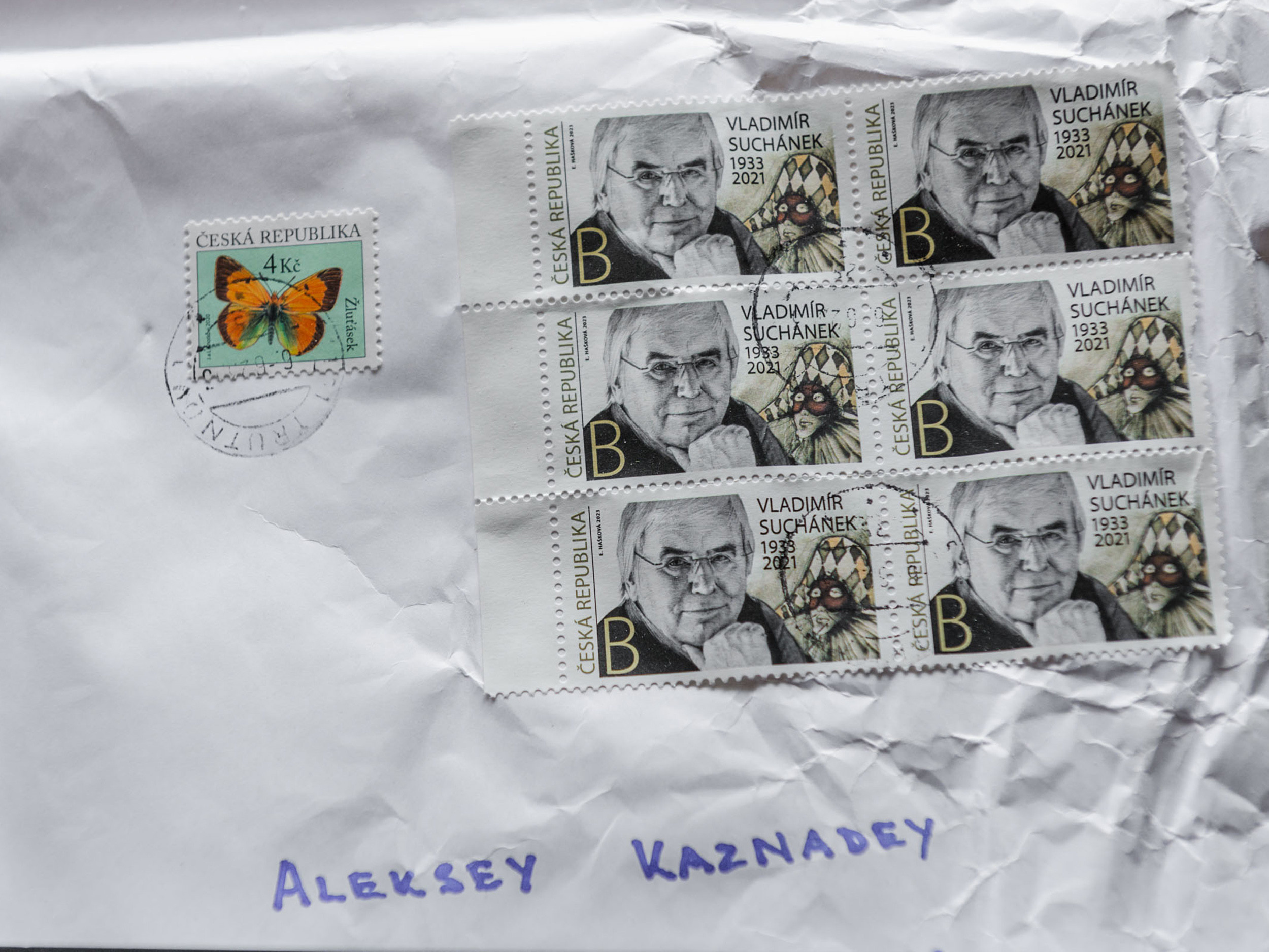 Znaczki, stemple pocztowe i ręczny podpis Alekseya Kaznadeya na zmiętej kopercie.