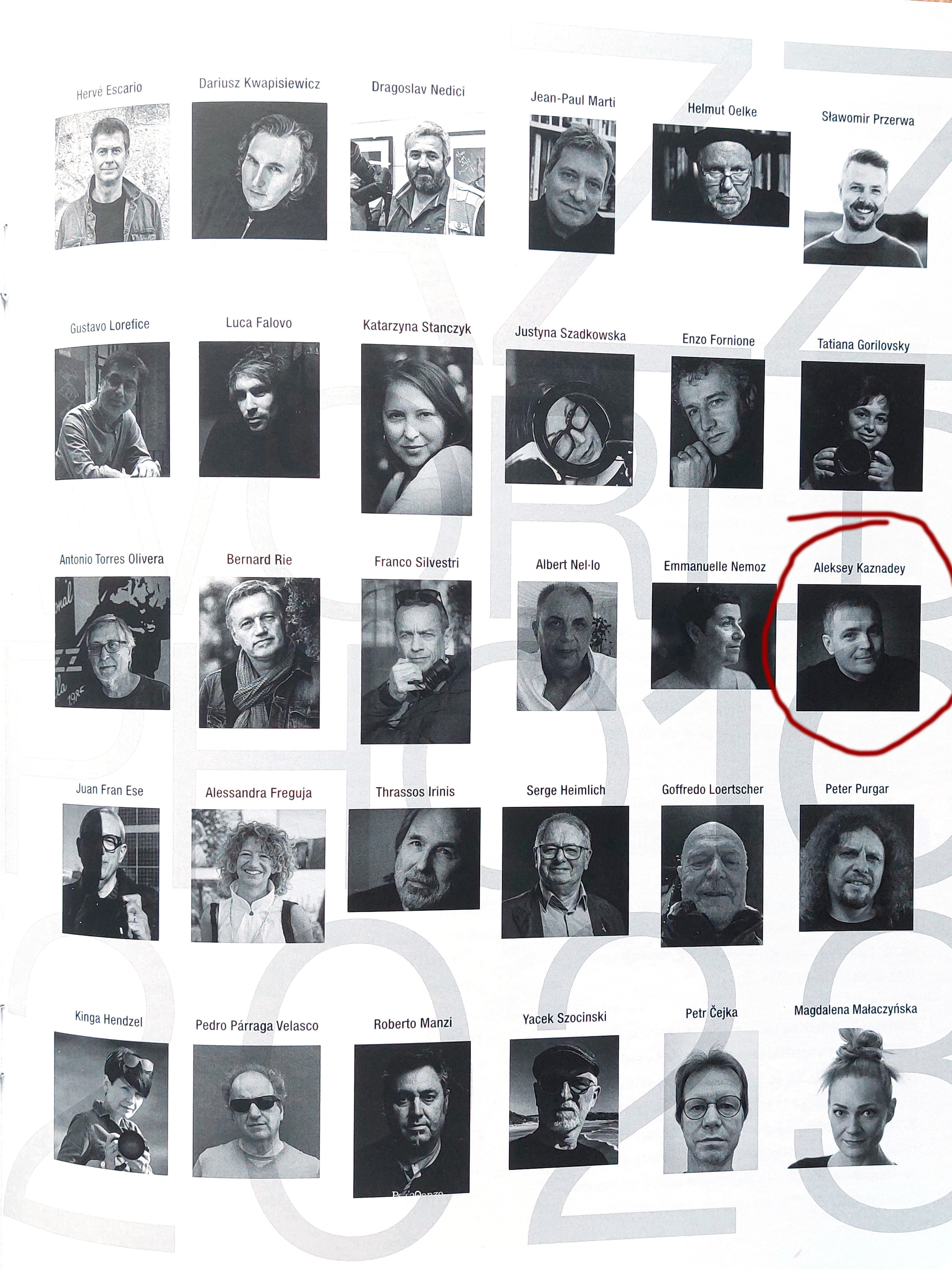 Zdjęcia 30 uczestników konkursu fotograficznego Jazz World Photo'2023. Portret Aleksieja Kaznadzieja jest wyróżniony czerwonym markerem.