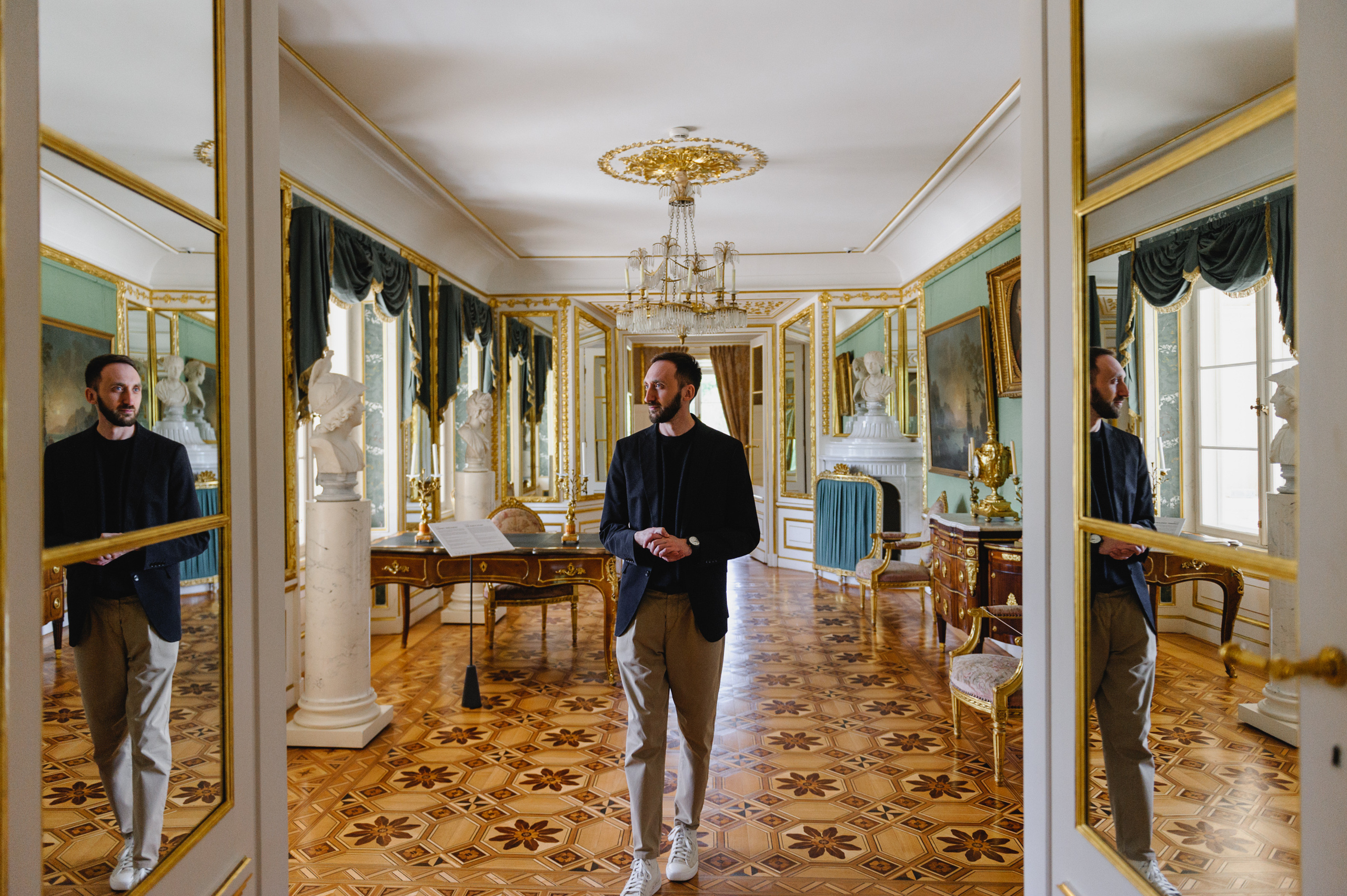 Дмитрий Солодкий в дверном проходе отражается в зеркалах. Музей Королевские Лазенки в Варшаве.