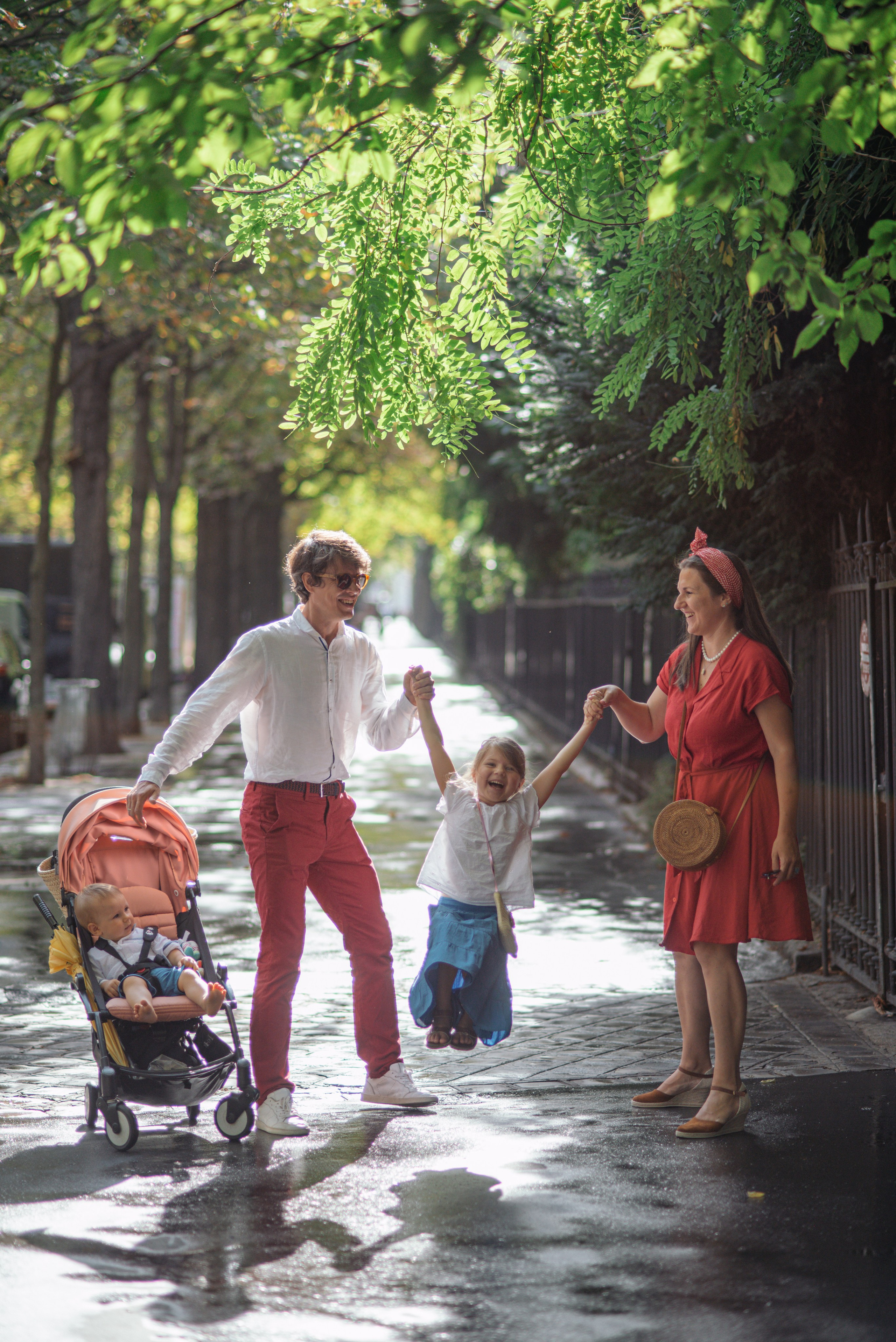 Elegant family moments by the Eiffel tower. Ksenia Marchand/ Lifestyle photographer in Paris