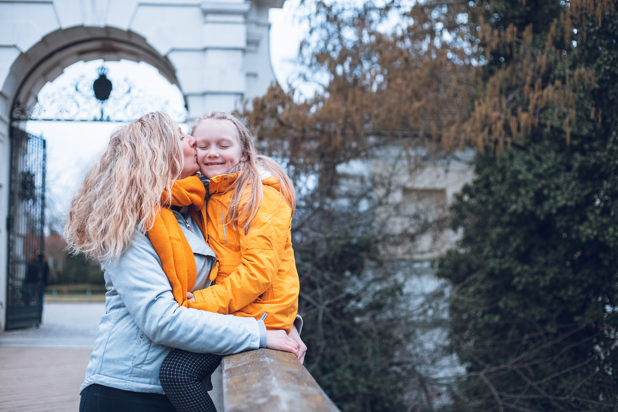 Mama küsst Tochter am Schloß Köpenick