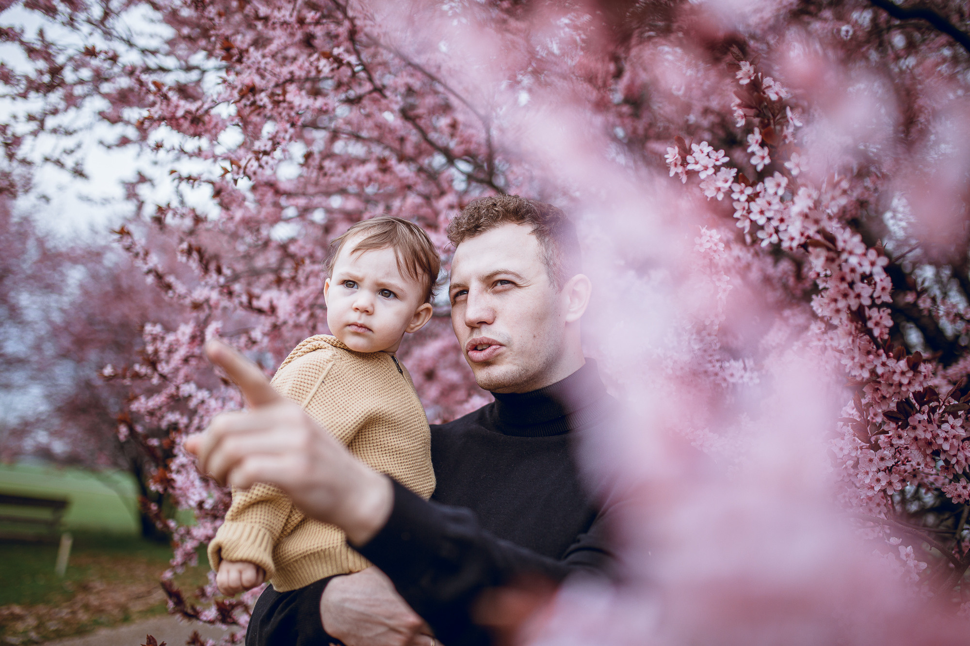 Papa mit Tochter im Frühling in Park
