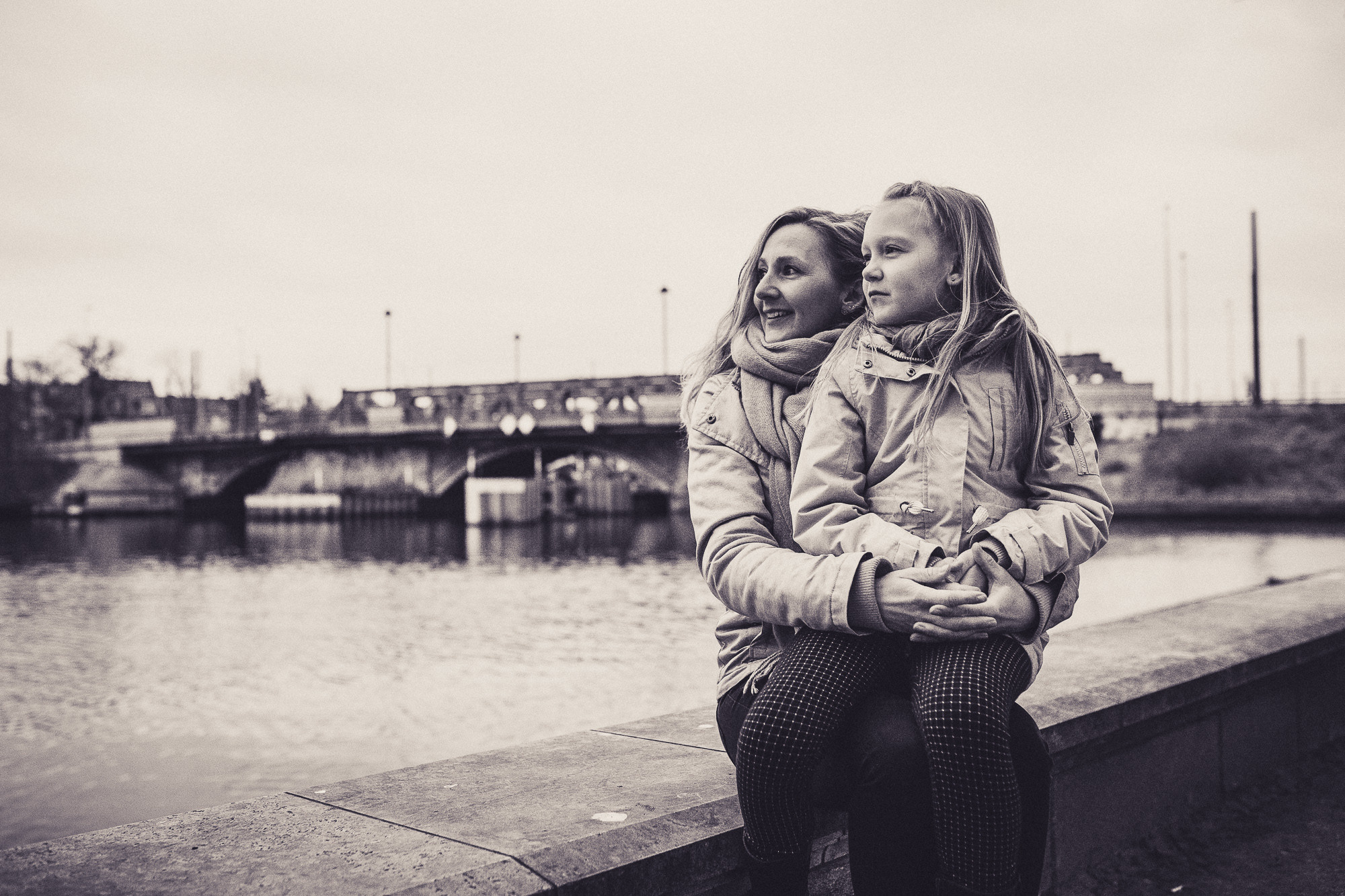 Mama mit Tochter am Köpenicker Schloß