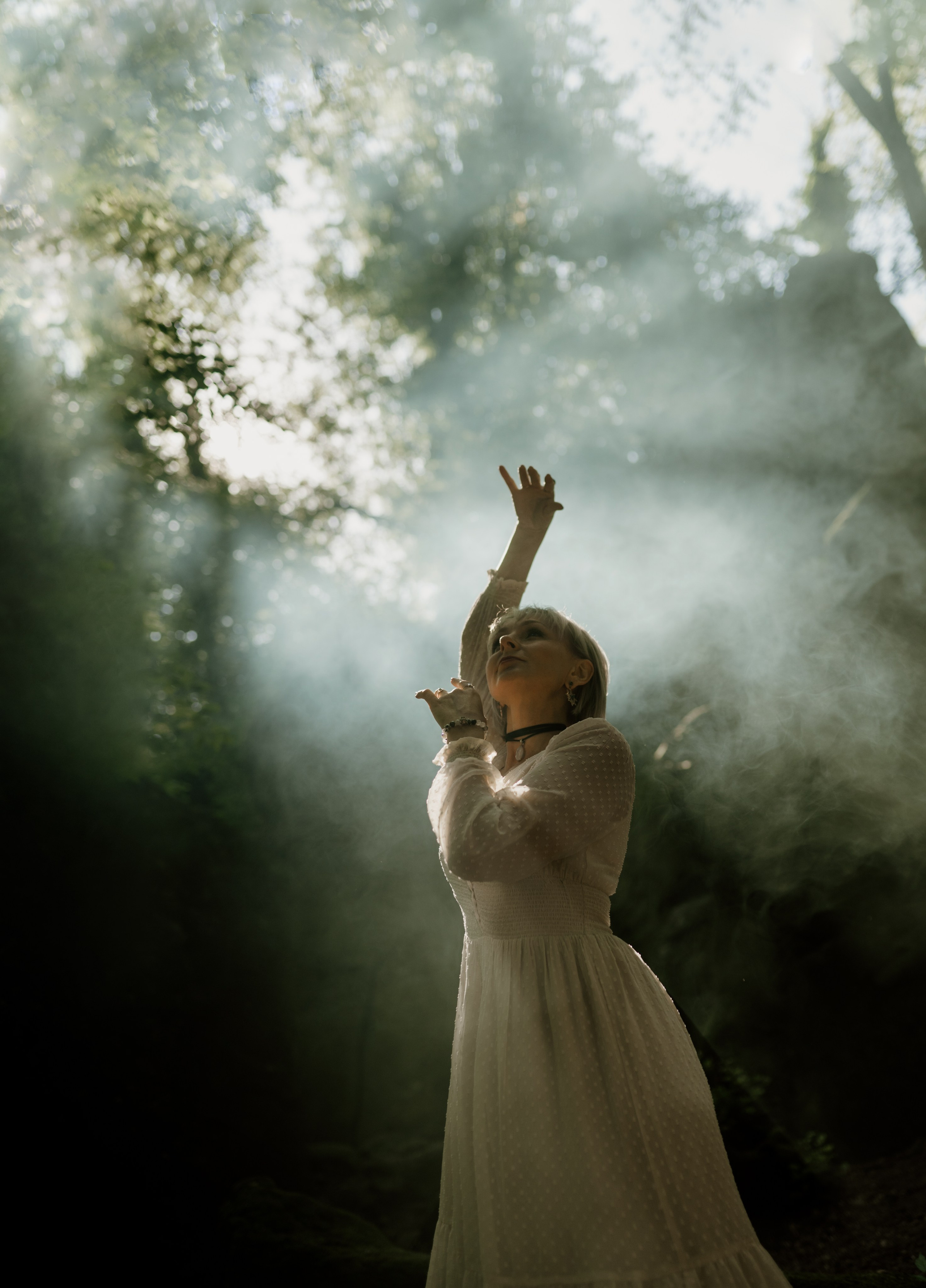 Schamanin, die in der Natur die Verbindung zur Erde und zu den Elementen spürt