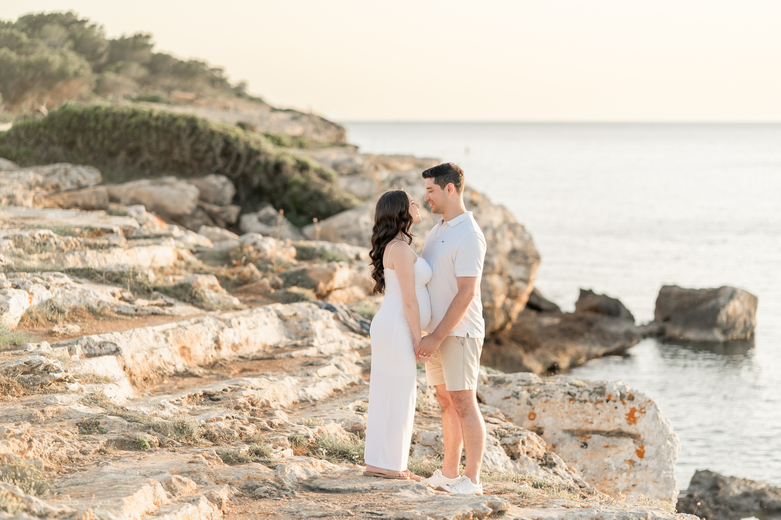 Maternity Photoshoot by the Sea in Mallorca – Natural & Timeless Moments. Deine Fotografin auf Mallorca für Familien und Business