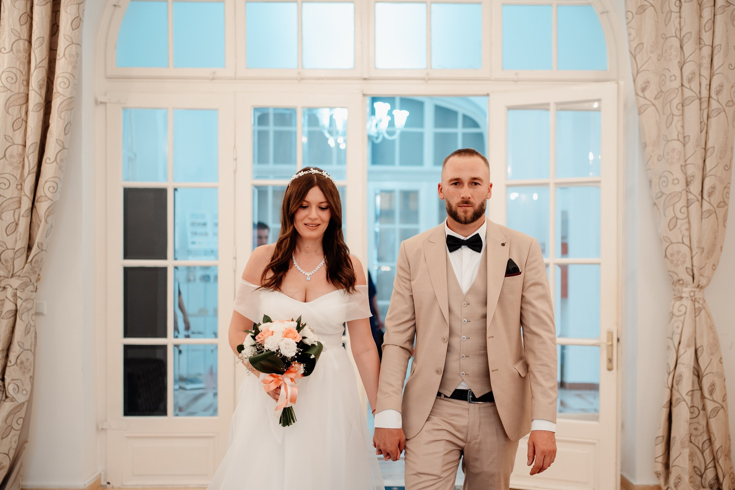 Miri fericiți în fața oficiului stării civile din Bucuresti, Sector 1, celebrând începutul unei noi vieți împreună. Fotografie de cununie civilă, capturând naturalețea și bucuria momentului special.