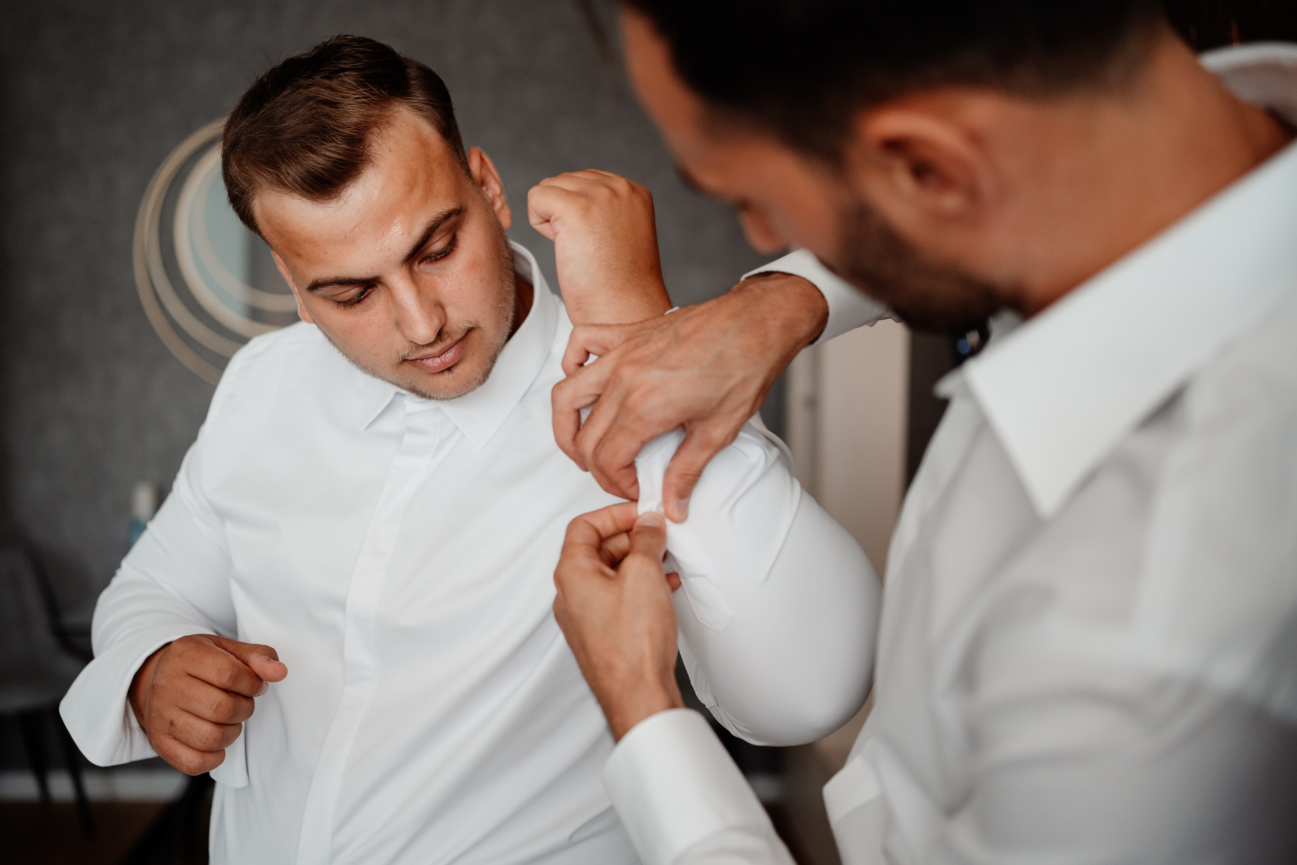 Moment emoționant între miri în ziua nunții, surprins într-un cadru natural și romantic, la Daimon Events. Fotografie de nuntă profesională, editată artistic pentru a evidenția emoția și eleganța evenimentului.