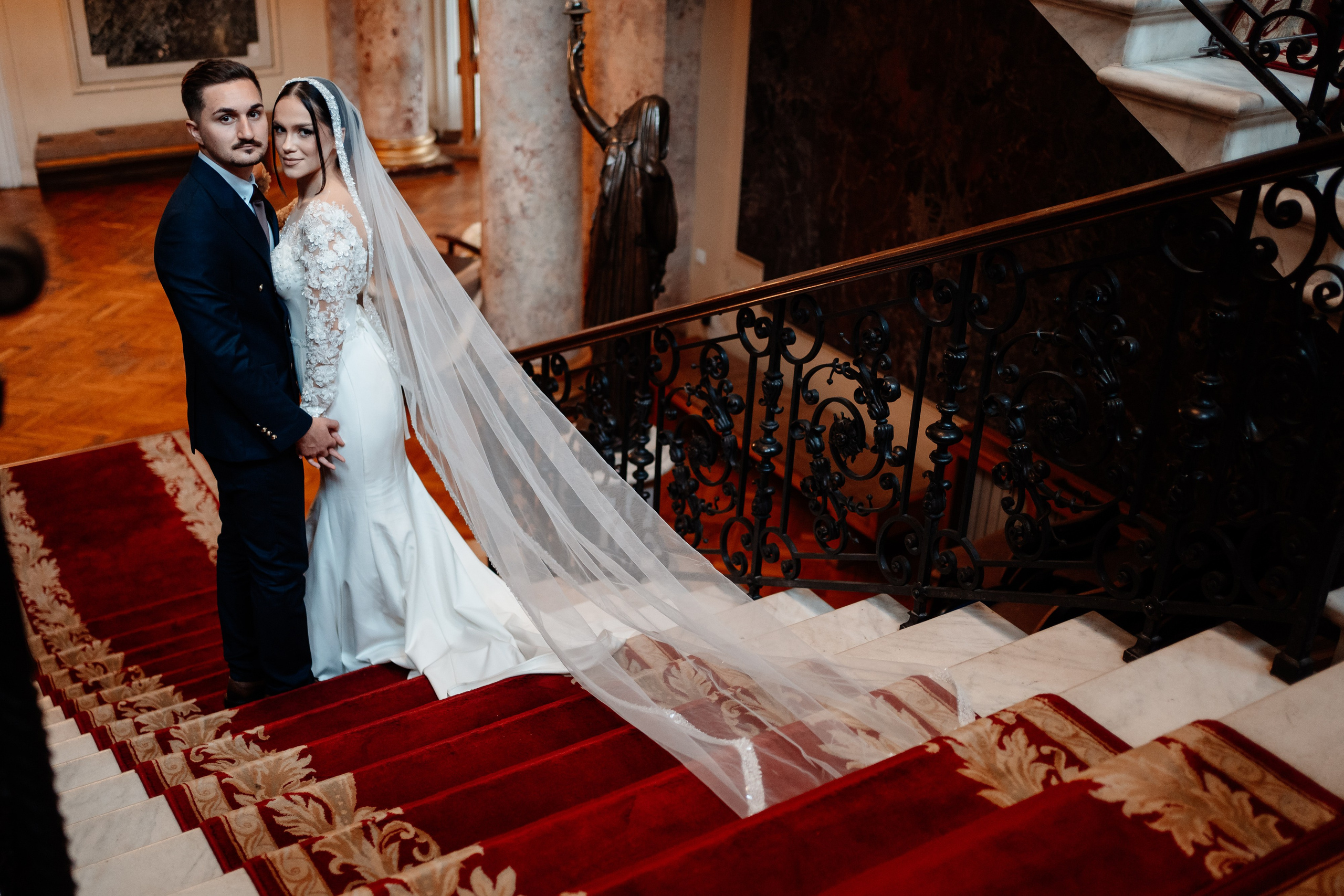 Moment emoționant între miri în ziua nunții, surprins într-un cadru natural și romantic, la Reina Events. Fotografie de nuntă profesională, editată artistic pentru a evidenția emoția și eleganța evenimentului.