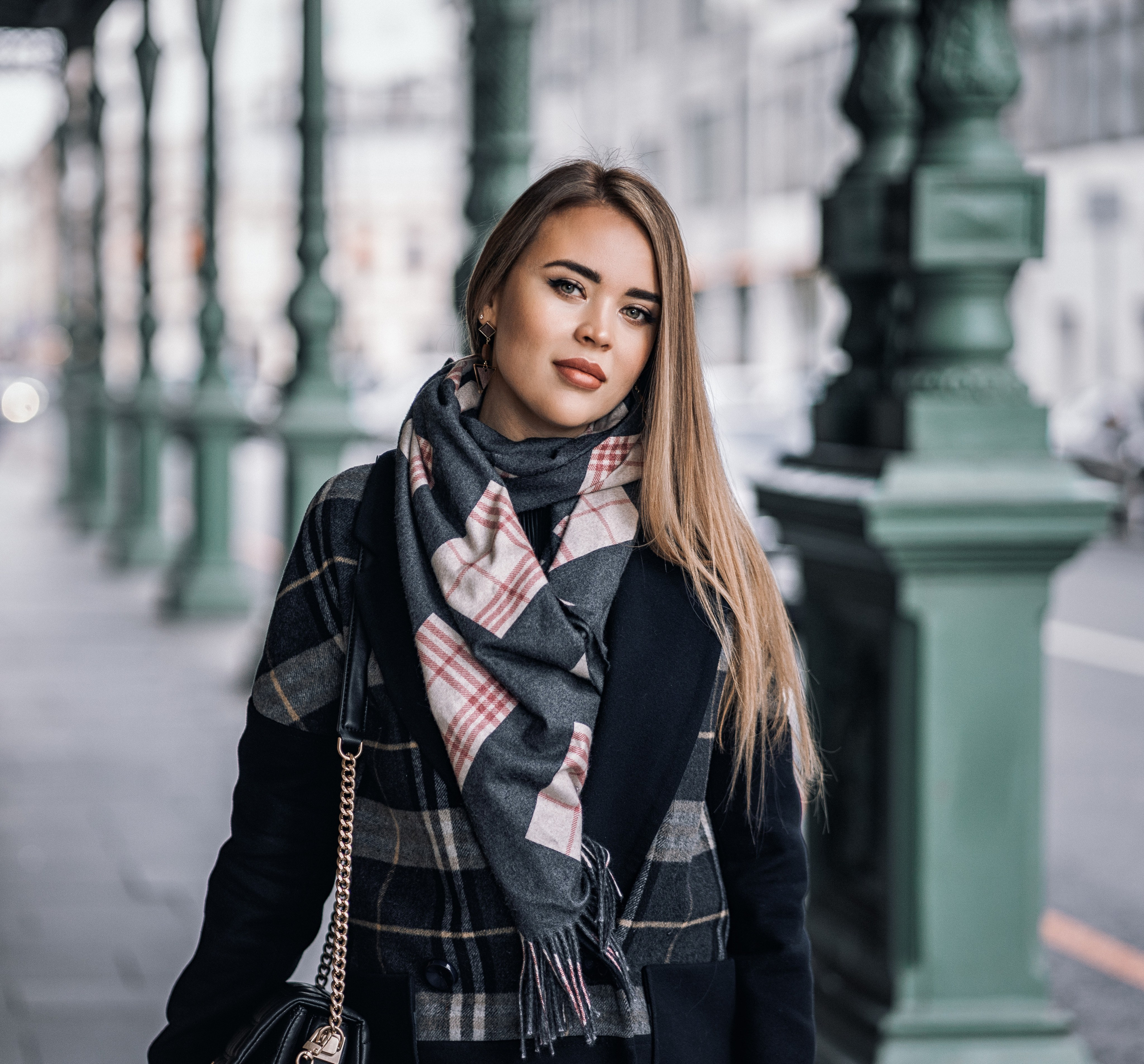 Retrato femenino en Madrid — belleza auténtica con luz natural Asesoría de estilismo, poses y localización. Imágenes elegantes y atemporales. Fotógrafa en Madrid | Retratos femeninos, familia y sesiones con caballos – Anna Maruleva
