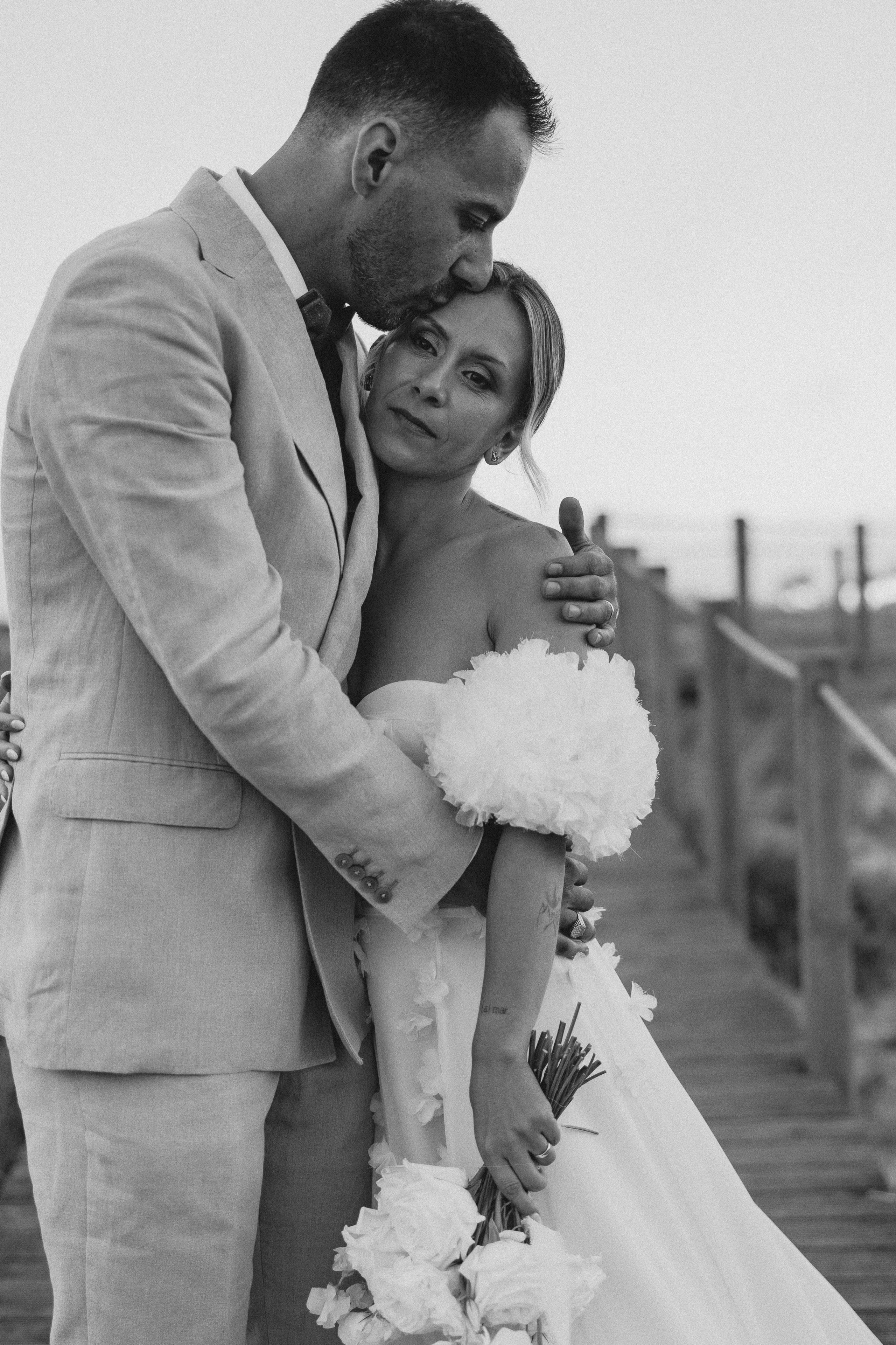 Receção de casamento de luxo junto ao mar com decoração de mesa refinada e velas