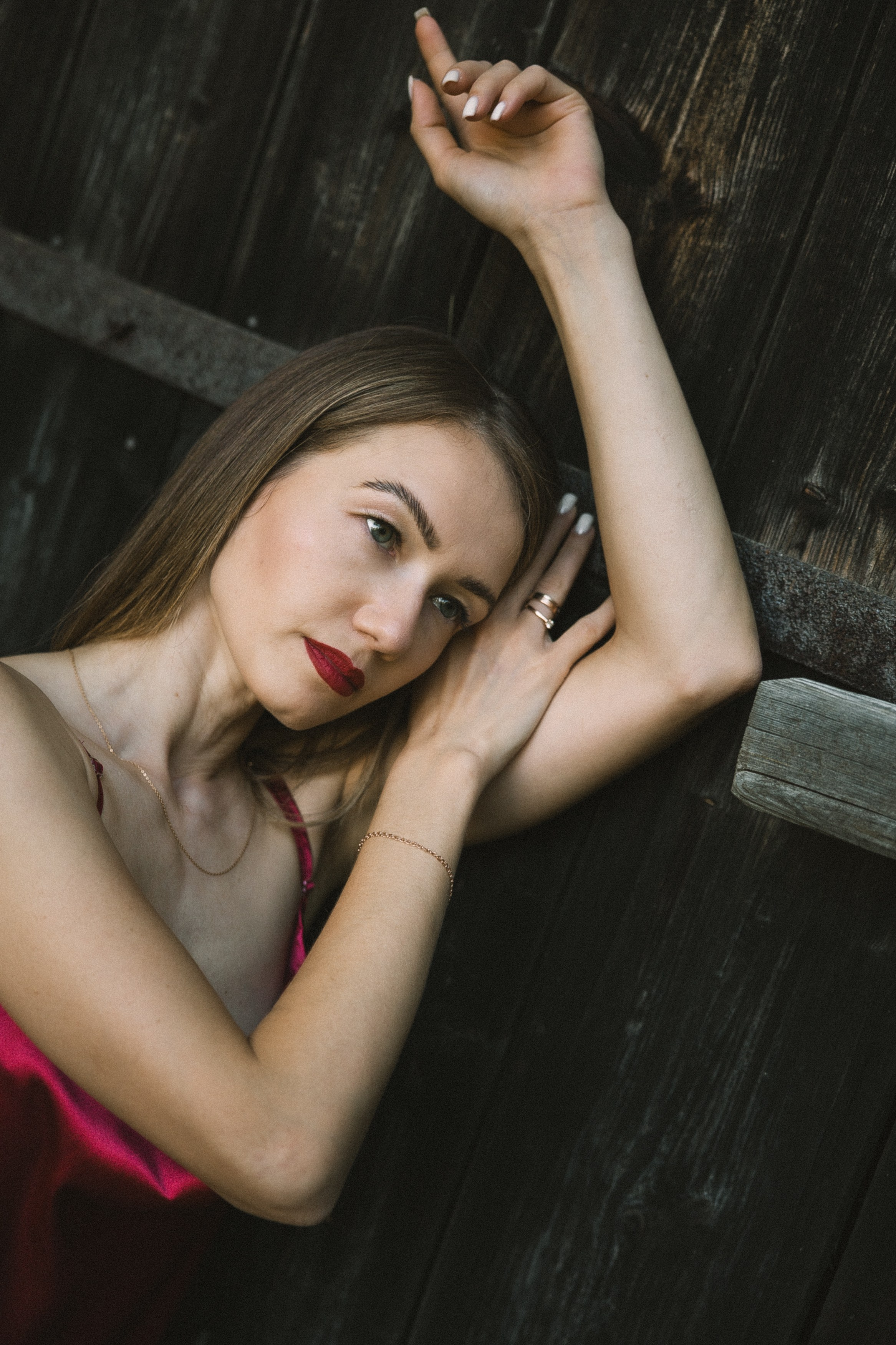 Portrétní focení u řeky — žena v červených šatech. Lifestyle a rodinná fotografka v Pisku Oxana Telupilova