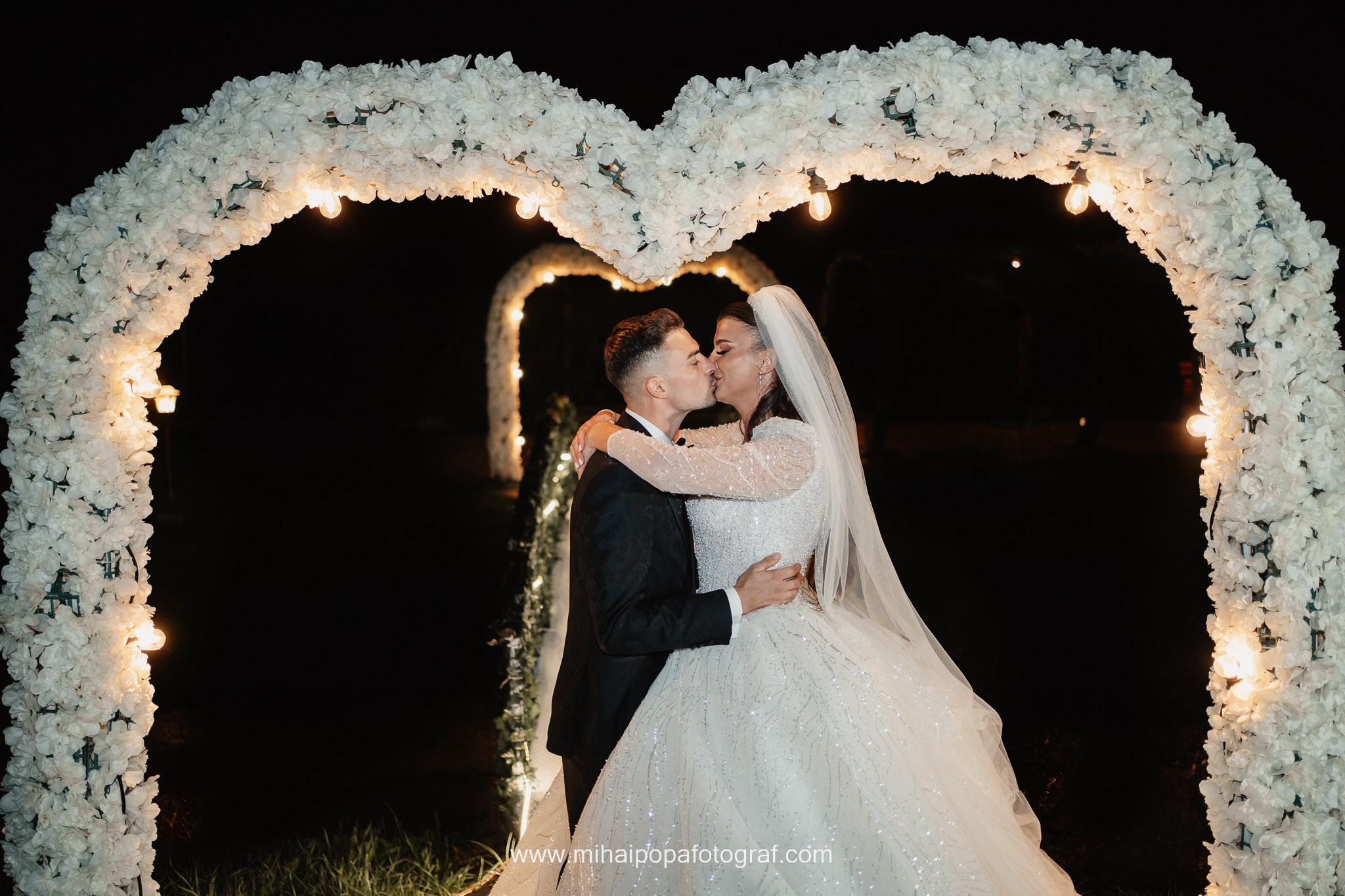 Moment emoționant între miri în ziua nunții, surprins într-un cadru natural și romantic, la Bolintin-Vale. Fotografie de nuntă profesională, editată artistic pentru a evidenția emoția și eleganța evenimentului.