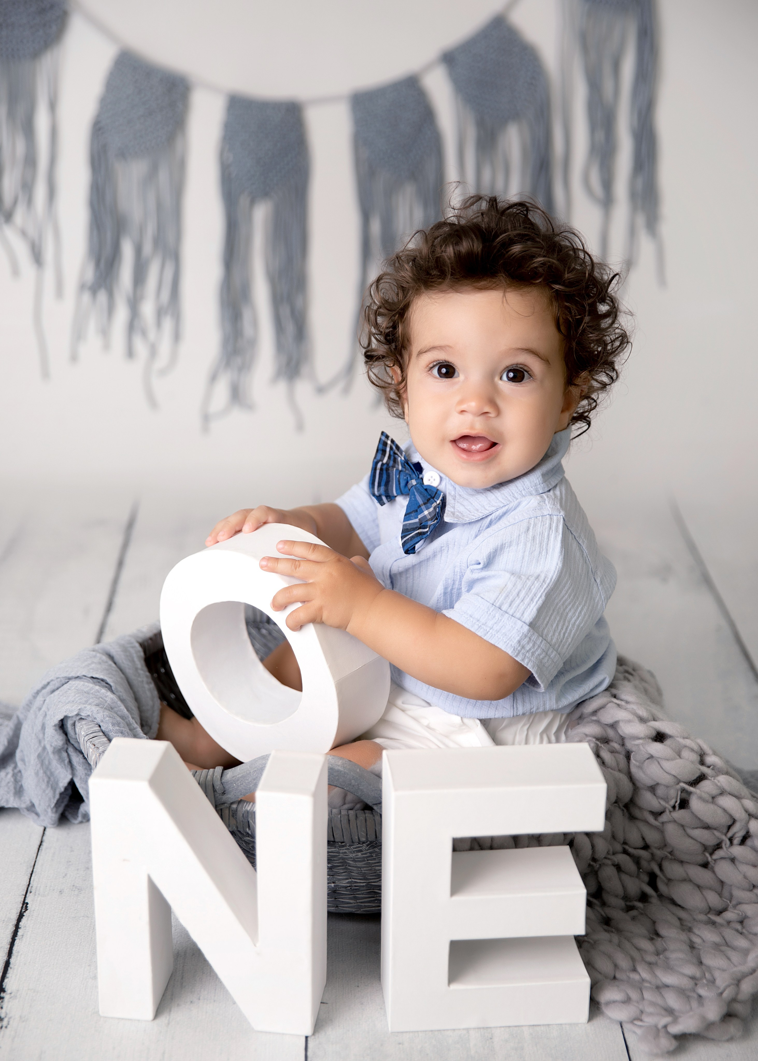 Dokumentera ditt barns första års lycka med en rolig och festlig fotografering som hyllar deras födelsedag och utveckling.