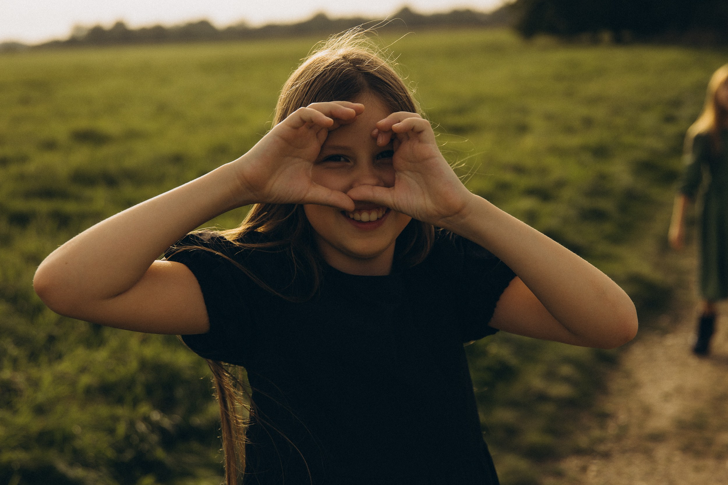 Mama und ihre zwei bezaubernden Töchter in einer familiären Fotosession. Familien & Hochzeitfotografin Nadja Holzmann