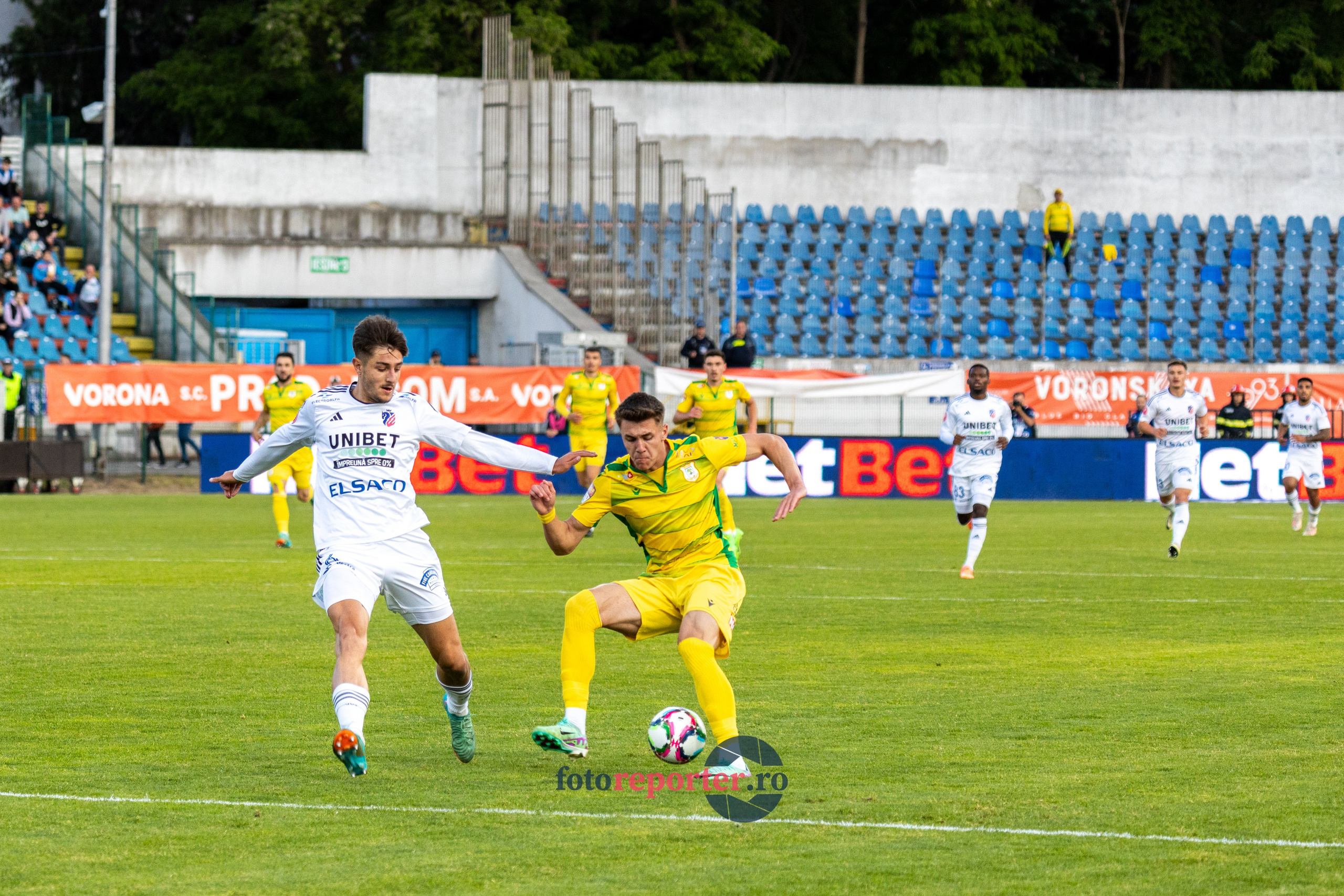 Galerie Foto: FC Botoșani vs. CS Mioveni - Pe 17 mai 2024, am fost martorii unei partide incredibile între FC Botoșani și CS Mioveni, în prima manșă a barajului pentru evitarea retrogradării. În fața unui stadion plin de emoție și speranță, echipa noastră a obținut o victorie importantă, cu un gol marcat de Aldair în minutul 93. 💪 *FC Botoșani 1-0 CS Mioveni*⚽️ Urmăriți momentele cheie ale meciului și bucuria suporterilor în această galerie foto! Pregătiți-vă pentru meciul de retur de pe 24 mai, când vom lupta din nou pentru a rămâne în prima ligă.#FCBotoșani #CSMioveni #BarajRetrogradare #ForzaBotoșani 