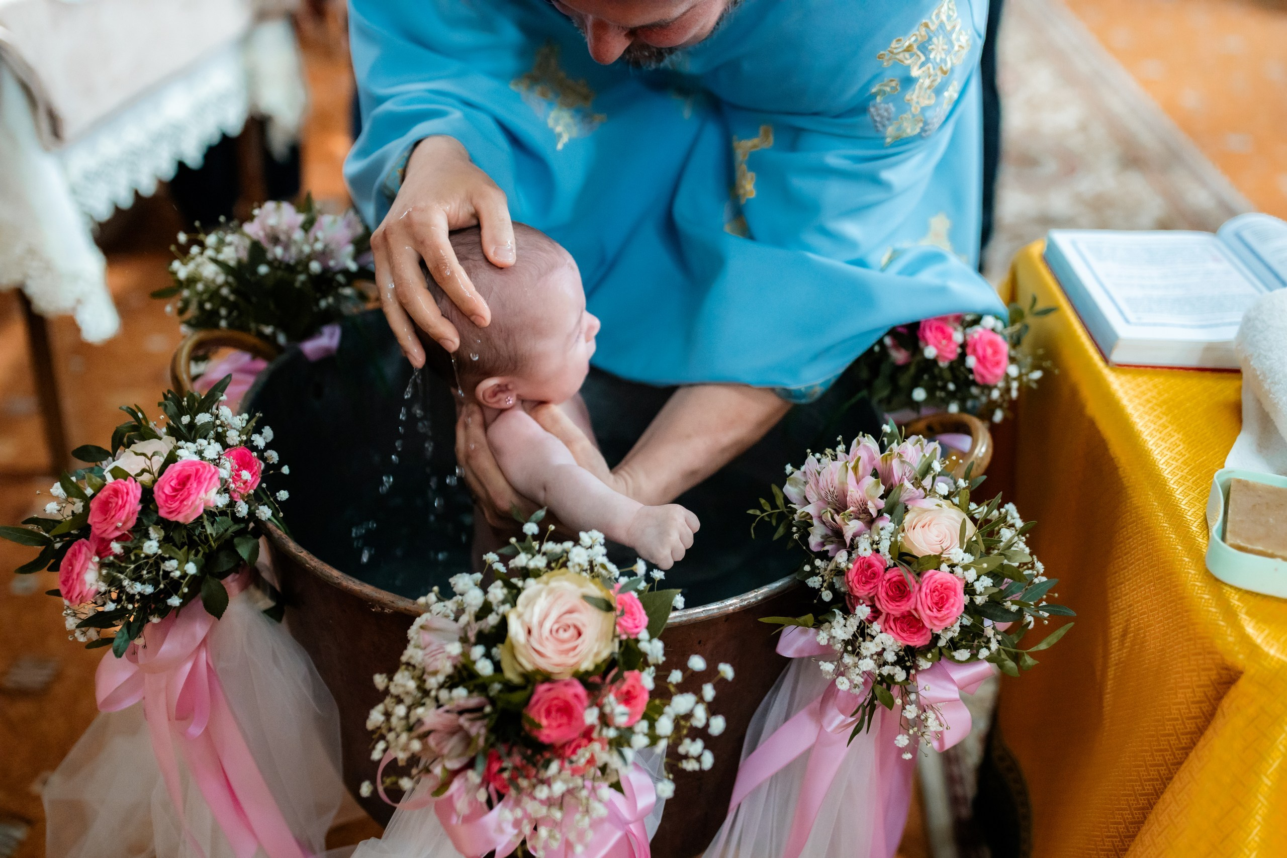 fotograf botez , fotografie botez Botoșani, fotograf Alin Chirilă, amintiri botez, fotografii botez, botez Miruna Parascheva, fotograf copii, fotografie botez în Botoșani-alt="botez , fotografie botez Alin Chirilă, amintiri botez, fotografii emoționante botez Botoșani"-- fotografii-botez-bebelus- amintiri-botez-micuț- moment-sfânt-crestinare- fotografie-emotionanta-botez- detalii-botez-bebelusi- parinti-fericiti-la-botez- fotograf-botez-profesionist- botez-in-biserica-ortodoxa- micuț-botezat-cu-emoție- zâmbete-și-lacrimi-la-botez- bebeluș-la-cristelniță- decor-botez-colorat- botez-cu-dragoste-și-credință- emotie-pura-la-botez- fotograf-botez-botosani- botez-iasi-suceava-fotograf- amintiri-nepretuite-botez-- Preotul ținându-l pe micuțul Mathias Gabriel la botez, în biserica Înălțarea Domnului, Copălău  - Detalii de la botezul lui Mathias – lumânare, trusou și icoană  - Familia lui Mathias Gabriel alături de micuț, în ziua botezului  - Portret emoționant cu mama și bebelușul în brațe, în biserică,fotograf profesionist evenimente Botoșani, Iași, Suceava, Fălticeni, Bacău, Pașcani, Roman - AlinoFotoStudio by Alin Chirilă - servicii foto nuntă, botez, cununie, ședințe foto creative, albume personalizate, fotografii emoționante și calitative pentru cele mai importante momente din viață,fotograf nuntă Botoșani Alin Chirilă,  ședință foto botez Iași - AlinoFotoStudio,  servicii fotograf profesionist evenimente Suceava,  fotograf cununie civilă Fălticeni - Alin Chirilă,  album foto nuntă personalizat Bacău.“Bebeluș botezat în biserică, ținut în brațe de nași”	•	“Detaliu cu lumânarea de botez decorată cu flori albe”	•	“Părinți emoționați alături de copilul lor la ceremonia de botez”	•	“Masa festivă de botez cu decor tematic și tort personalizat”	•	“Momentul în care preotul toarnă apă sfințită pe fruntea bebelușului”	“Bebeluș în rochie albă de botez, zâmbind în brațele mamei”	•	“Detaliu cu cruciulița de botez așezată pe o pernă de satin”	•	“Părinți și nași aprinzând lumânările în timpul ceremoniei de botez”	•	“Tort de botez decorat cu figurine tematice și numele copilului”	•	“Copil botezat dormind liniștit în pătuțul decorat festiv”	•	“Momentul în care preotul binecuvântează copilul în fața altarului”	•	“Invitați adunându-se în jurul mesei festive la petrecerea de botez”	•	“Bebeluș ținând în mână o jucărie personalizată primită la botez”	•	“Familie fericită pozând împreună după ceremonia de botez”	•	“Decor tematic cu baloane și flori la locația petrecerii de botez” fotograf Botoșani fotograf evenimente fotograf botez Alin Chirila fotograf alinofotostudio.fotograf botez Amelis Maria, fotografie botez Botoșani, fotograf Alin Chirilă, amintiri botez, fotografii botez, botez Amelis Maria, fotograf copii, fotografie botez în Botoșani,