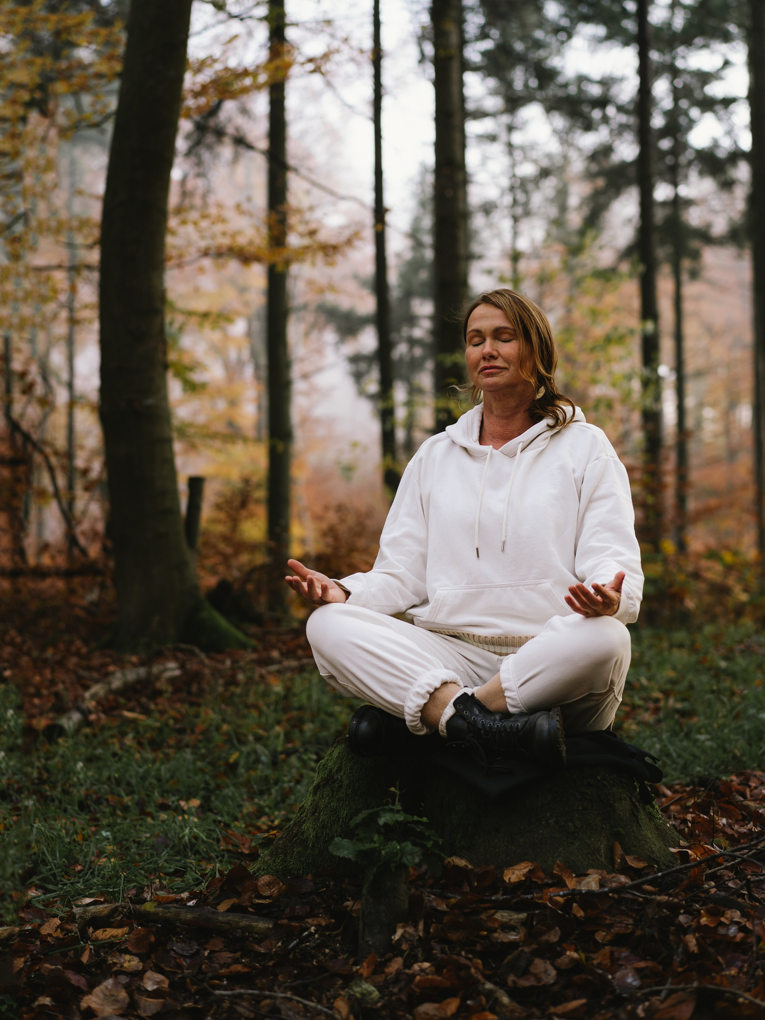 Yoga in der Natur: Frau in einer meditativen Pose, die die Natur um sich herum genießt