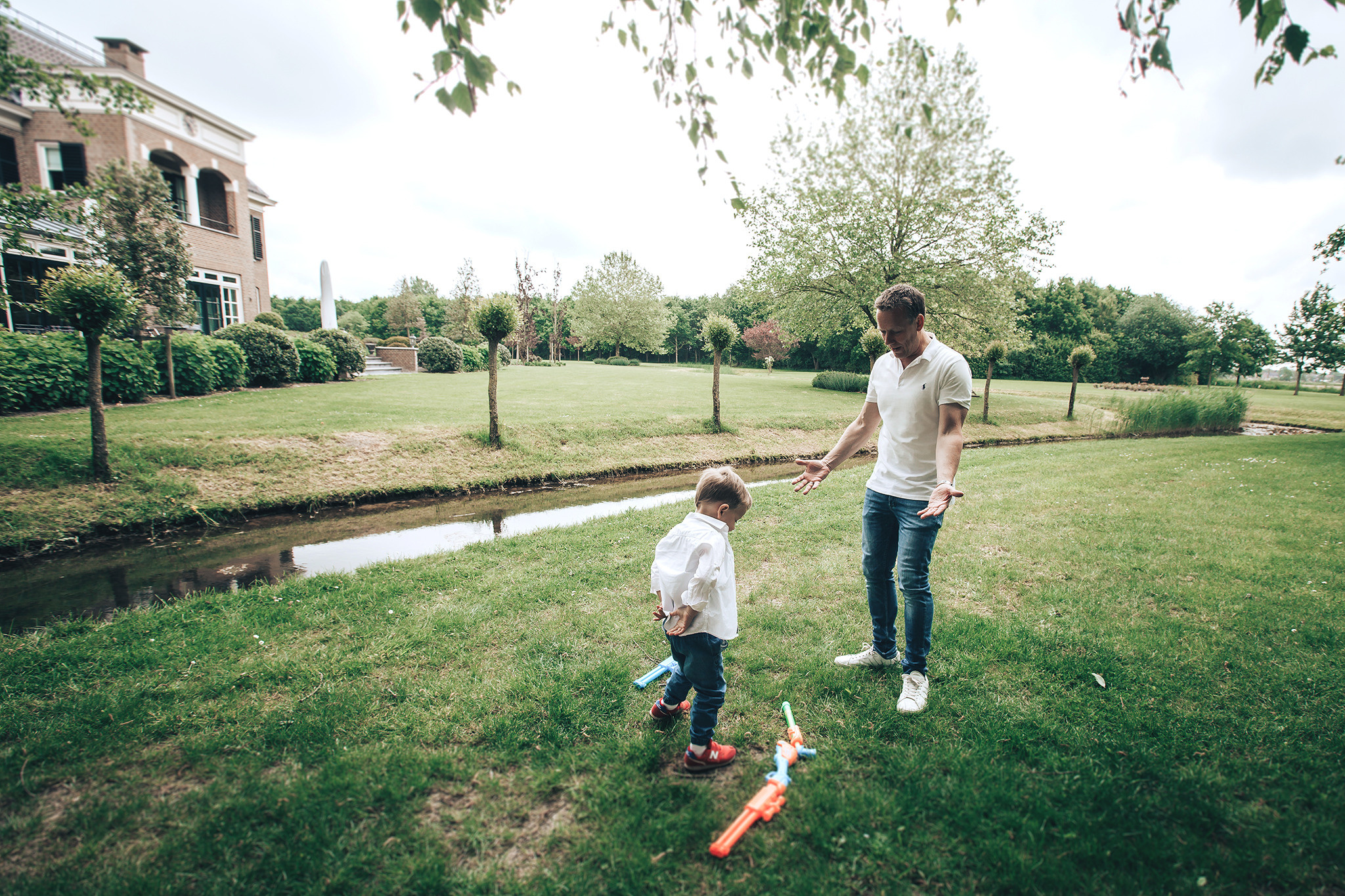 Catch me if you can!. Amina Gunenc - bruiloft- en familie fotograaf in Nederland
