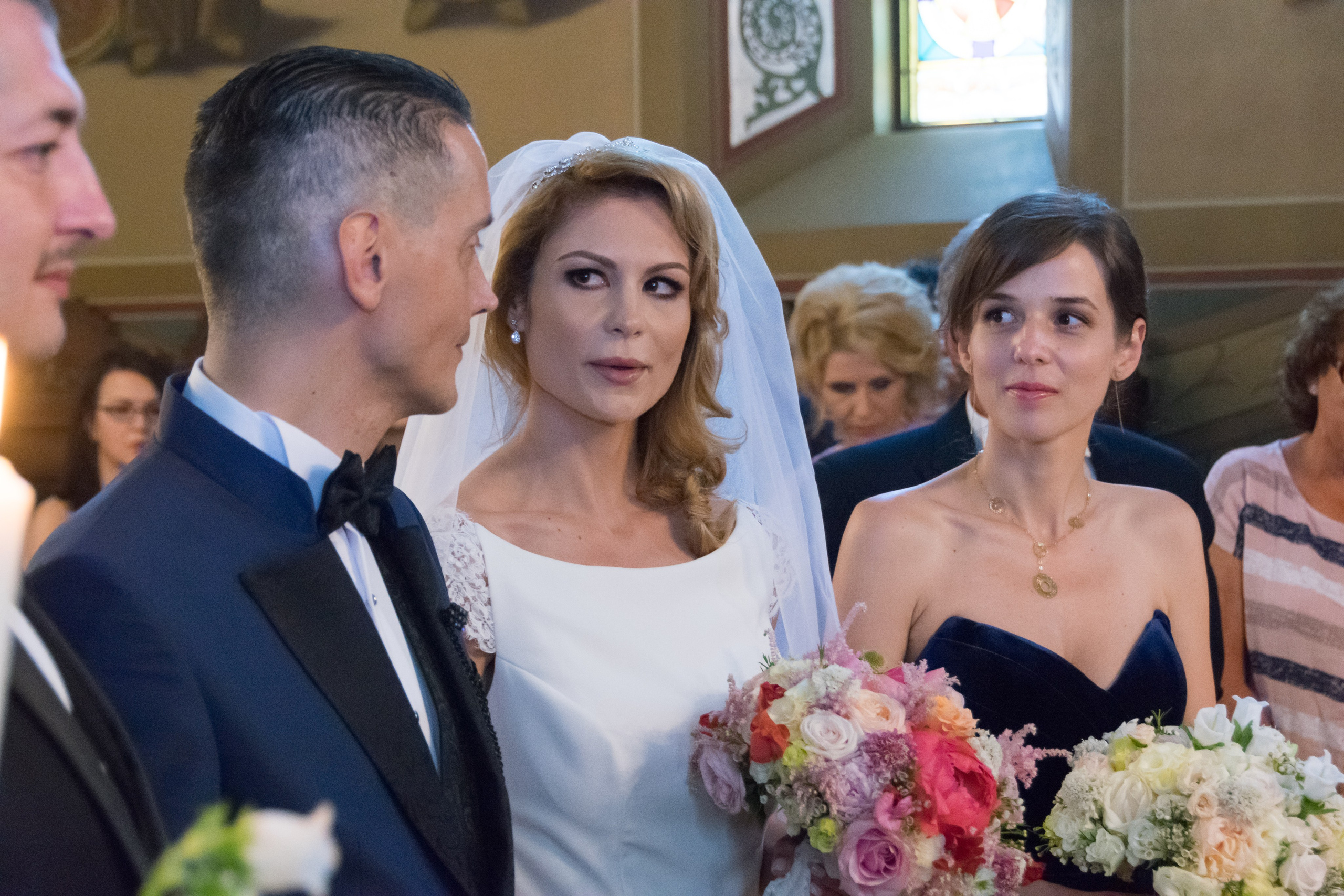 Fotografii de nunta, fotograf de nunta bucuresti, fotografii nunta biserica, pozing mireasa, obiceiuri, fotograf cununia religioasa, foto la biserica, fotografie profesionala nunta