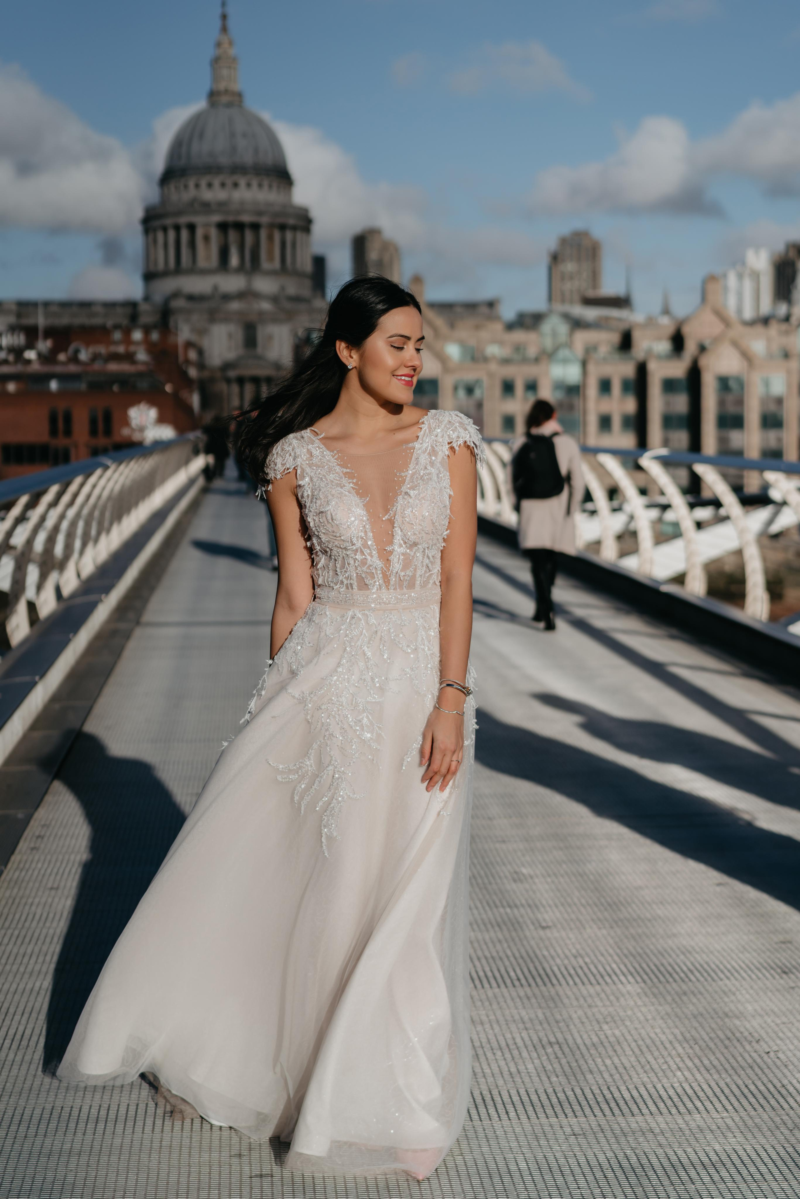 bride posing on millennium bridge with natural lights 