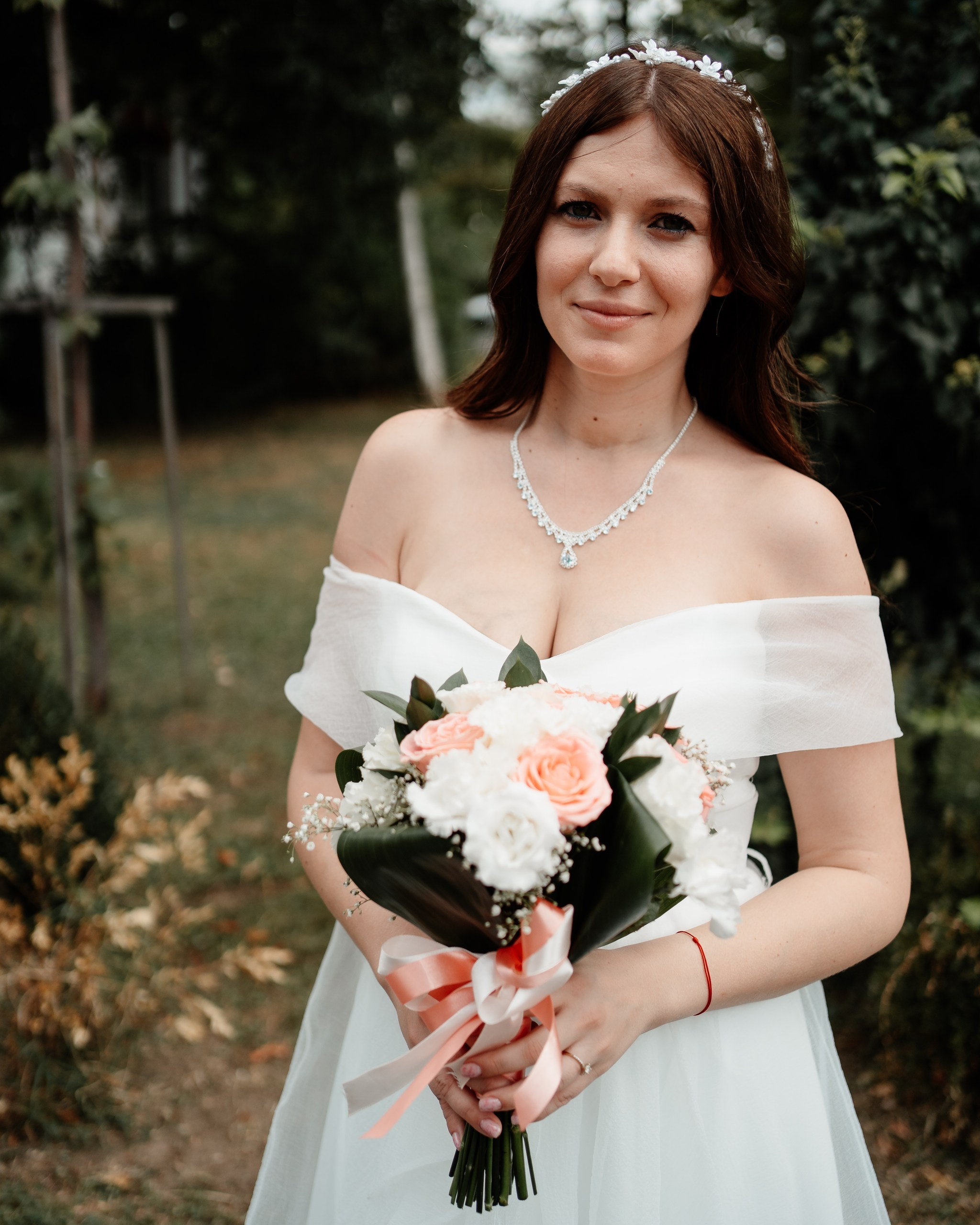 Miri fericiți în fața oficiului stării civile din Bucuresti, Sector 1, celebrând începutul unei noi vieți împreună. Fotografie de cununie civilă, capturând naturalețea și bucuria momentului special.