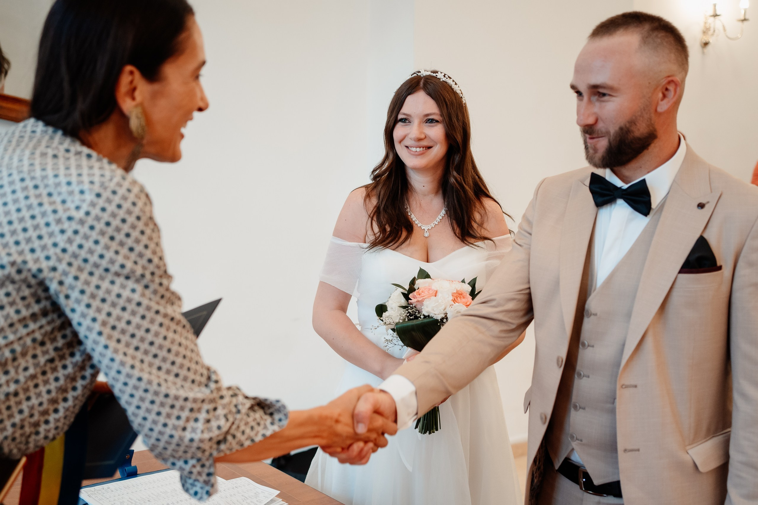 Miri fericiți în fața oficiului stării civile din Bucuresti, Sector 1, celebrând începutul unei noi vieți împreună. Fotografie de cununie civilă, capturând naturalețea și bucuria momentului special.