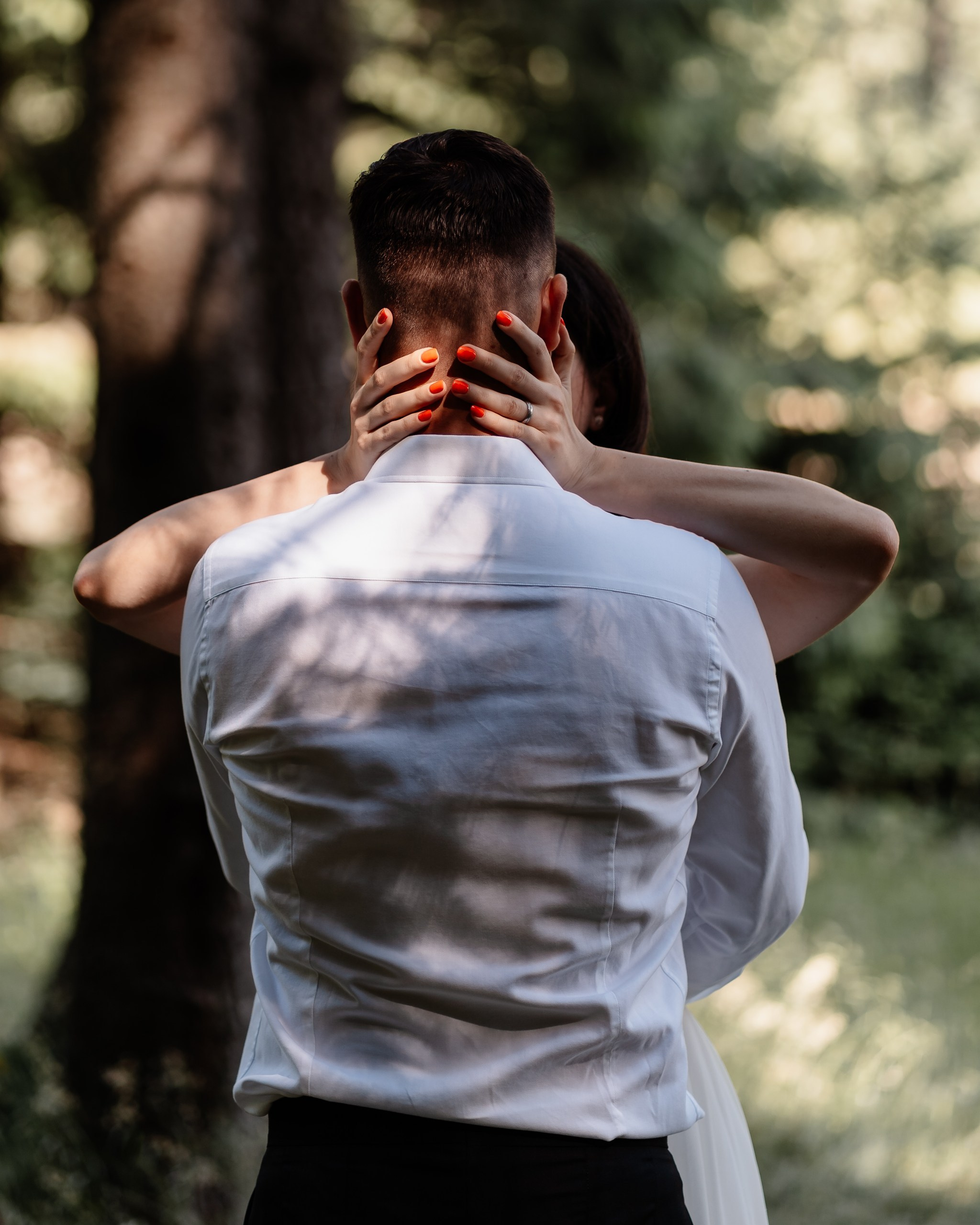 Moment emoționant între miri în ziua nunții, surprins într-un cadru natural și romantic, la Lacul Bolboci. Fotografie de nuntă profesională, editată artistic pentru a evidenția emoția și eleganța evenimentului.