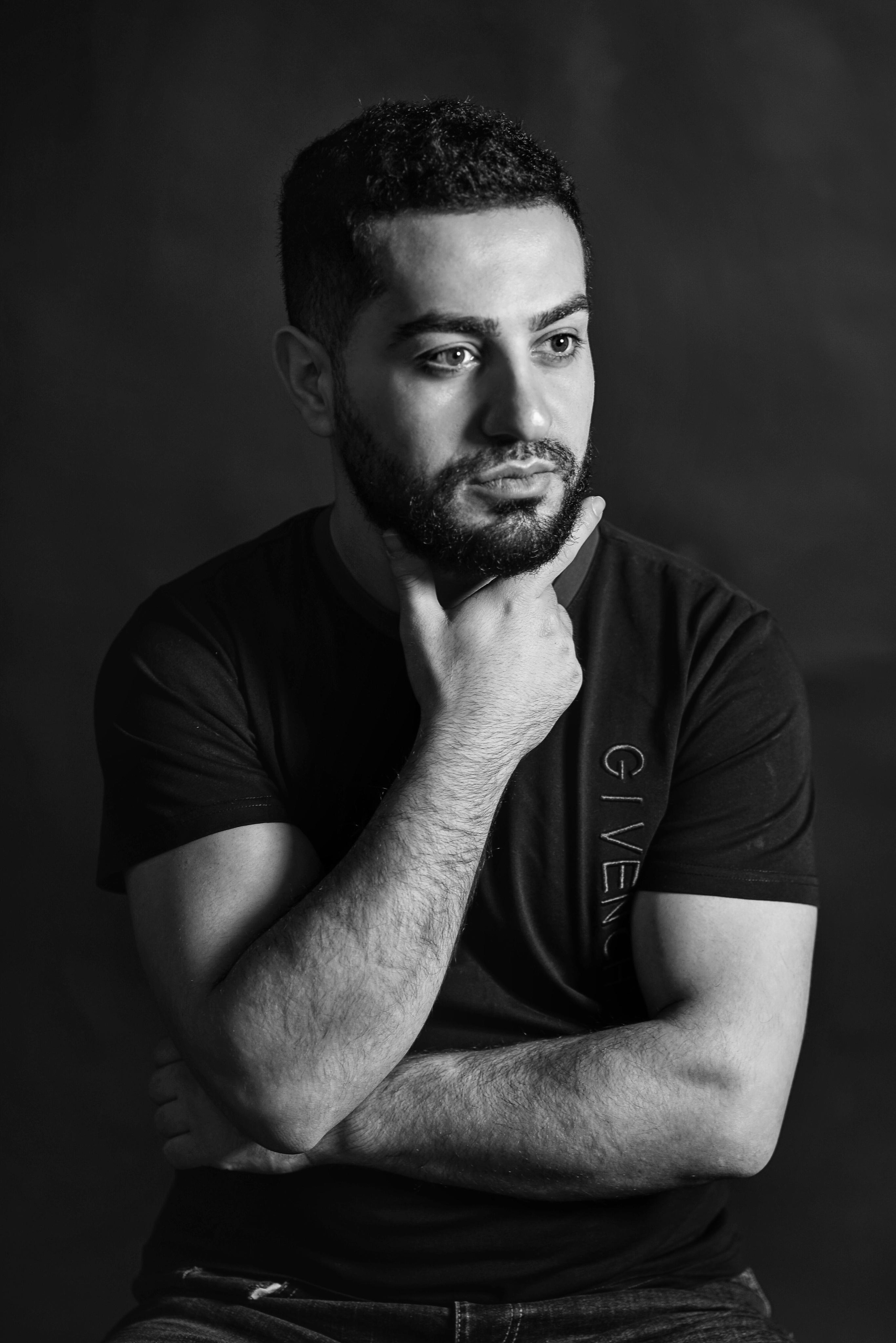 Позы для мужской фотосессии. черный фон задумчивый взгляд.