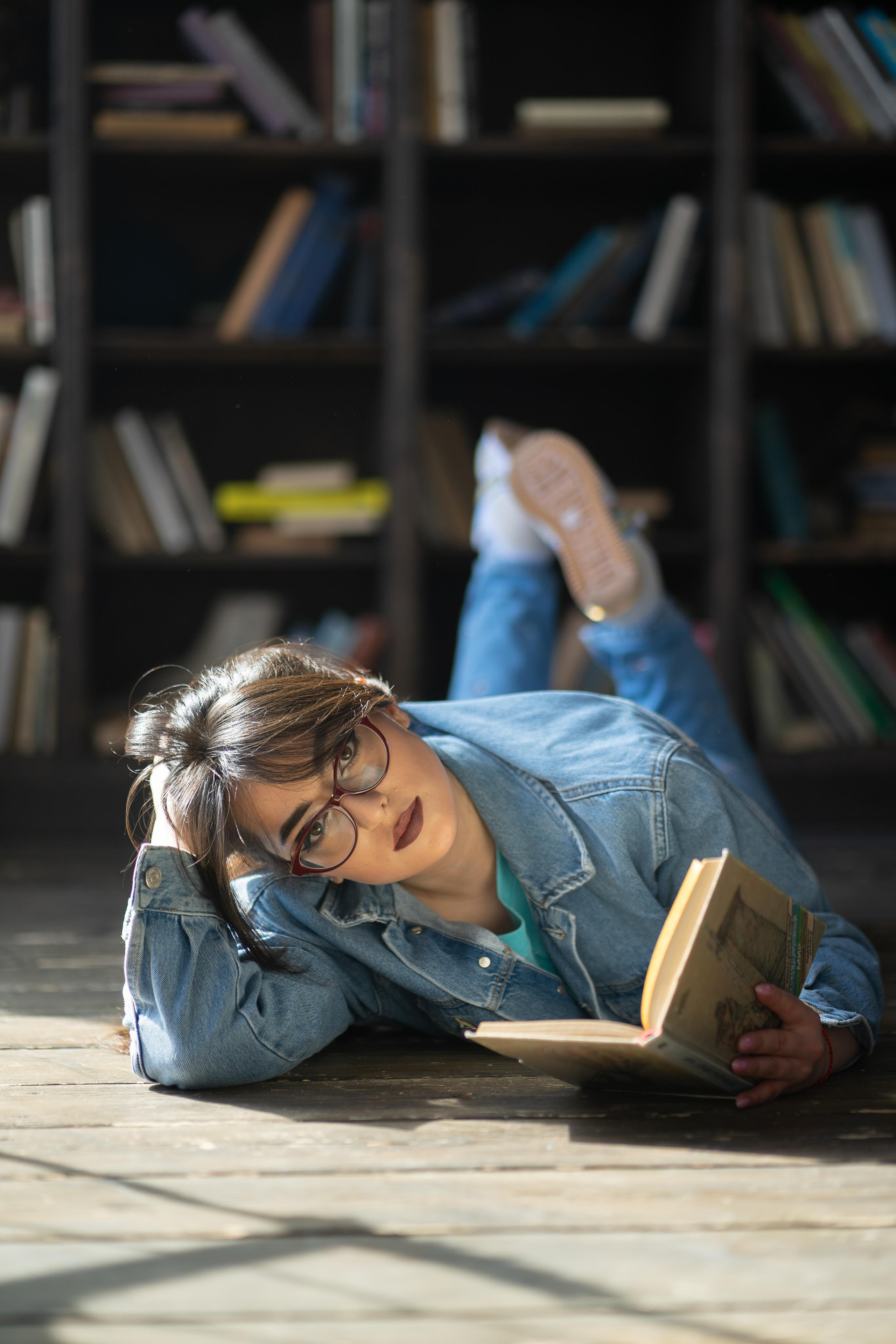 Retrato femenino en Madrid — belleza auténtica con luz natural Asesoría de estilismo, poses y localización. Imágenes elegantes y atemporales. Fotógrafa en Madrid | Retratos femeninos, familia y sesiones con caballos – Anna Maruleva